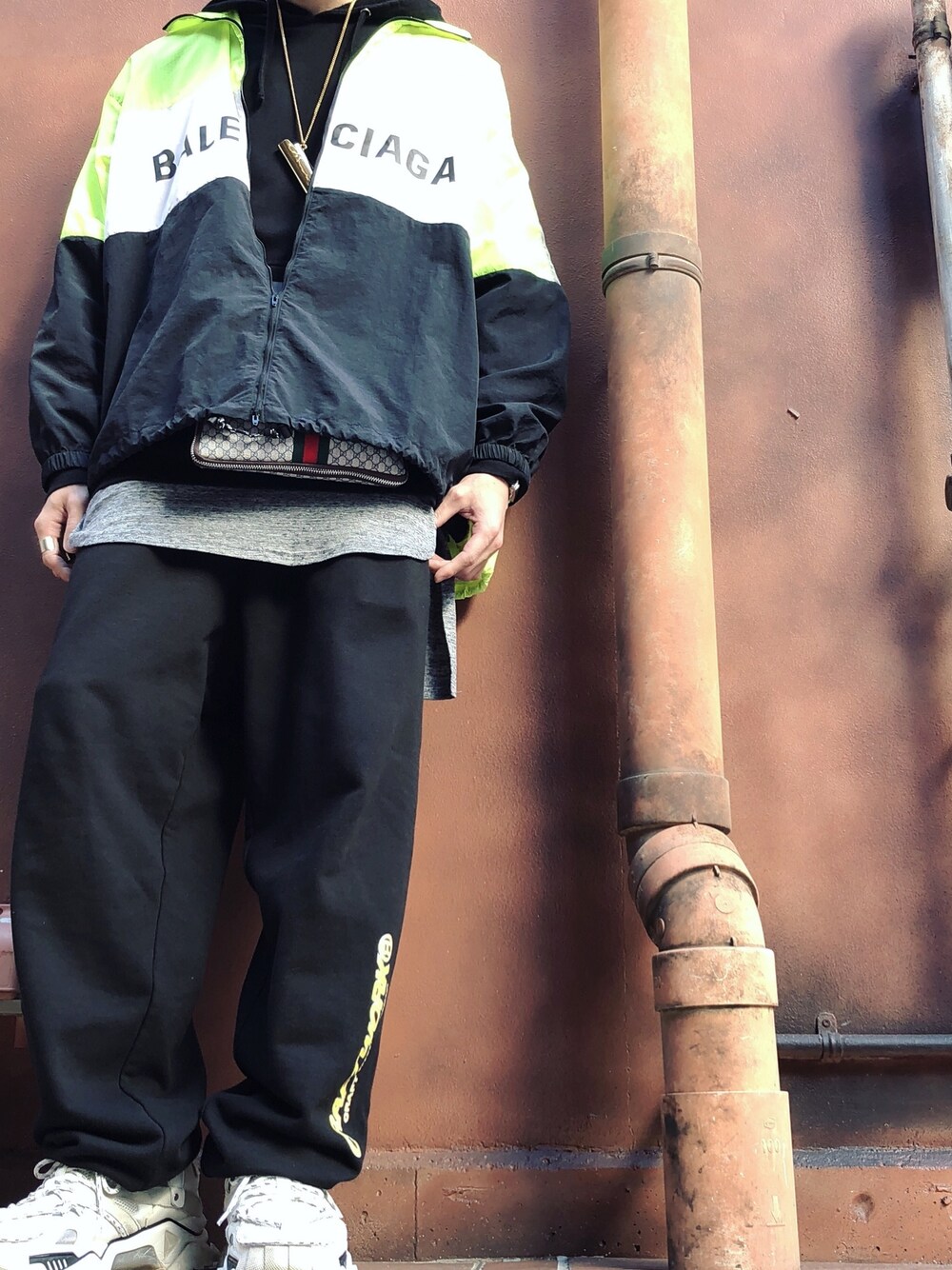 「シンプル、オーバーサイズ、ストリート、韓国ファッション、BALENCIAGA、street、大阪、カジュアルコーデ、スニーカー、休日スタイル」｜「AMBUSHのアイテム（ネックレス、ゴールド系）」を使った、いっくんさん（メンズ・179cm）の冬コーディネートの1枚目の写真