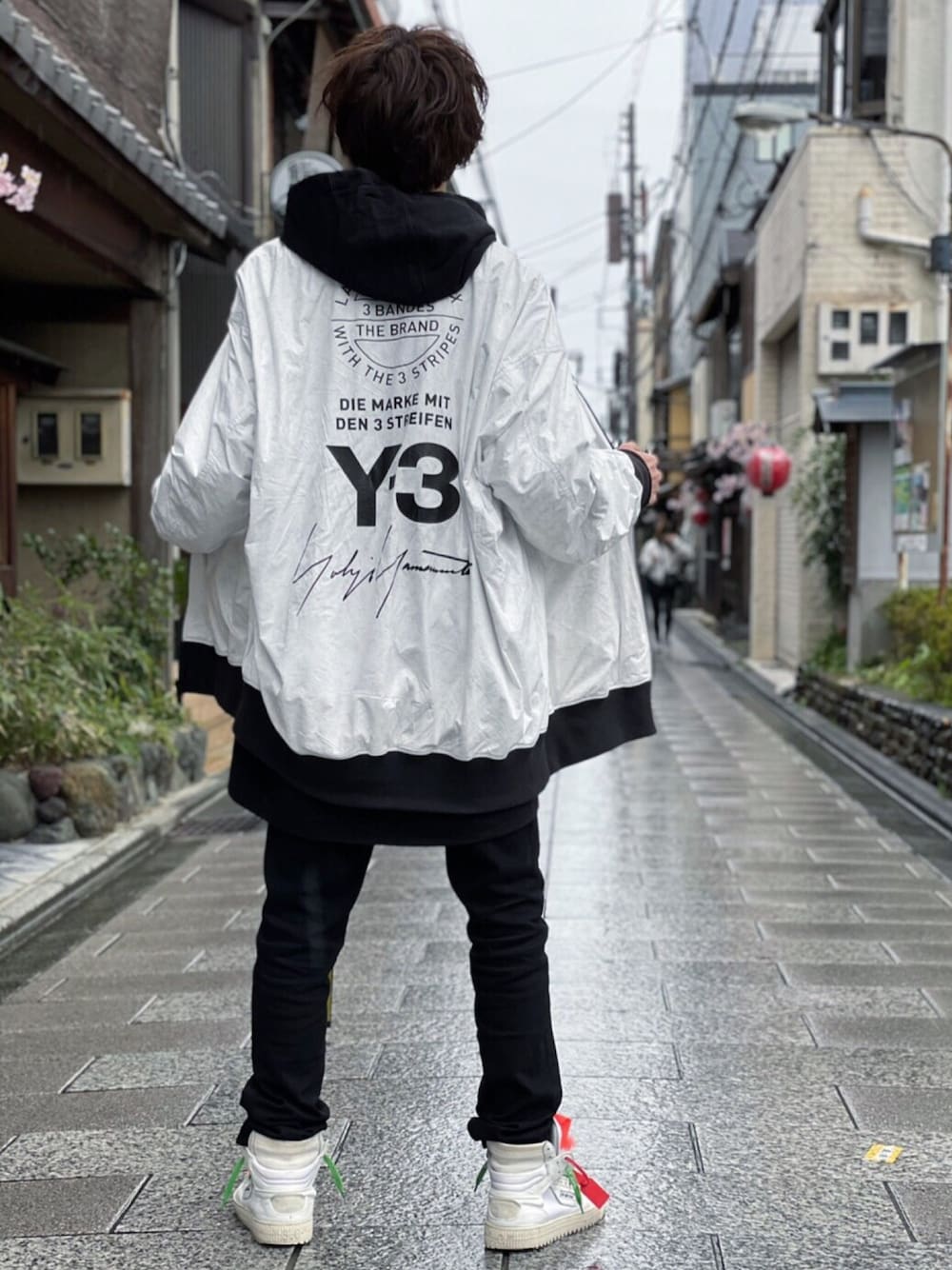 「シンプルコーデ、おしゃれさんと繋がりたい、ストリート、yohjiyamamoto、off white、京都、スニーカー、オーバーサイズ、street、春」｜「Yohji Yamamotoのアイテム（ブルゾン、ホワイト系）」を使った、いっくんさん（メンズ・179cm）の春コーディネートの1枚目の写真