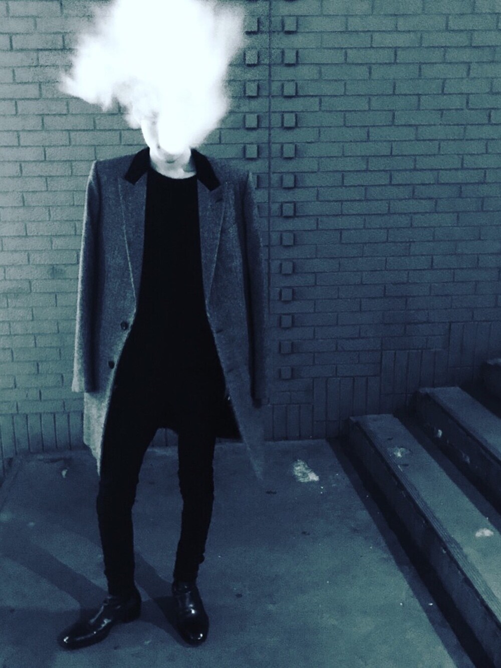 「Saint Laurent、BALENCIAGA、GUCCI、UNIQLO、ユニクロ、チェスターコート、スキニーデニム、冬、黒、シンプル」｜「BALENCIAGAの13aw（チェスターコート、グレー系）」を使った、kimさん（メンズ・174cm）の冬コーディネートの1枚目の写真