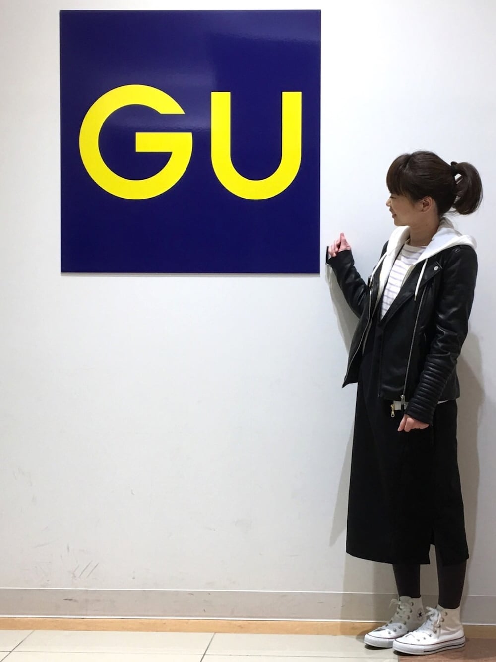 「ライダース、パーカー、ジャンスカ、春コーデ、GU、UNIQLO、ユニクロ、モノトーン、ハイカットスニーカー、コンバース」｜「DAISOのアイテム（シュシュ、ホワイト系）」を使った、高野軍曹さん（レディース・158cm）の冬コーディネートの1枚目の写真
