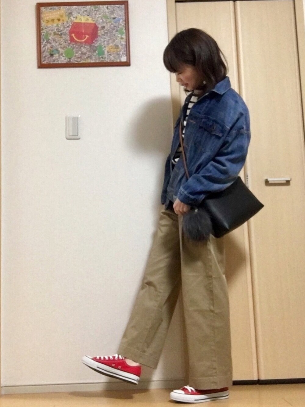 ブルー系のデニムジャケット、ホワイト系のTシャツ/カットソー、ベージュ系のその他パンツを着用したレディースの春コーディネートの1枚目の写真