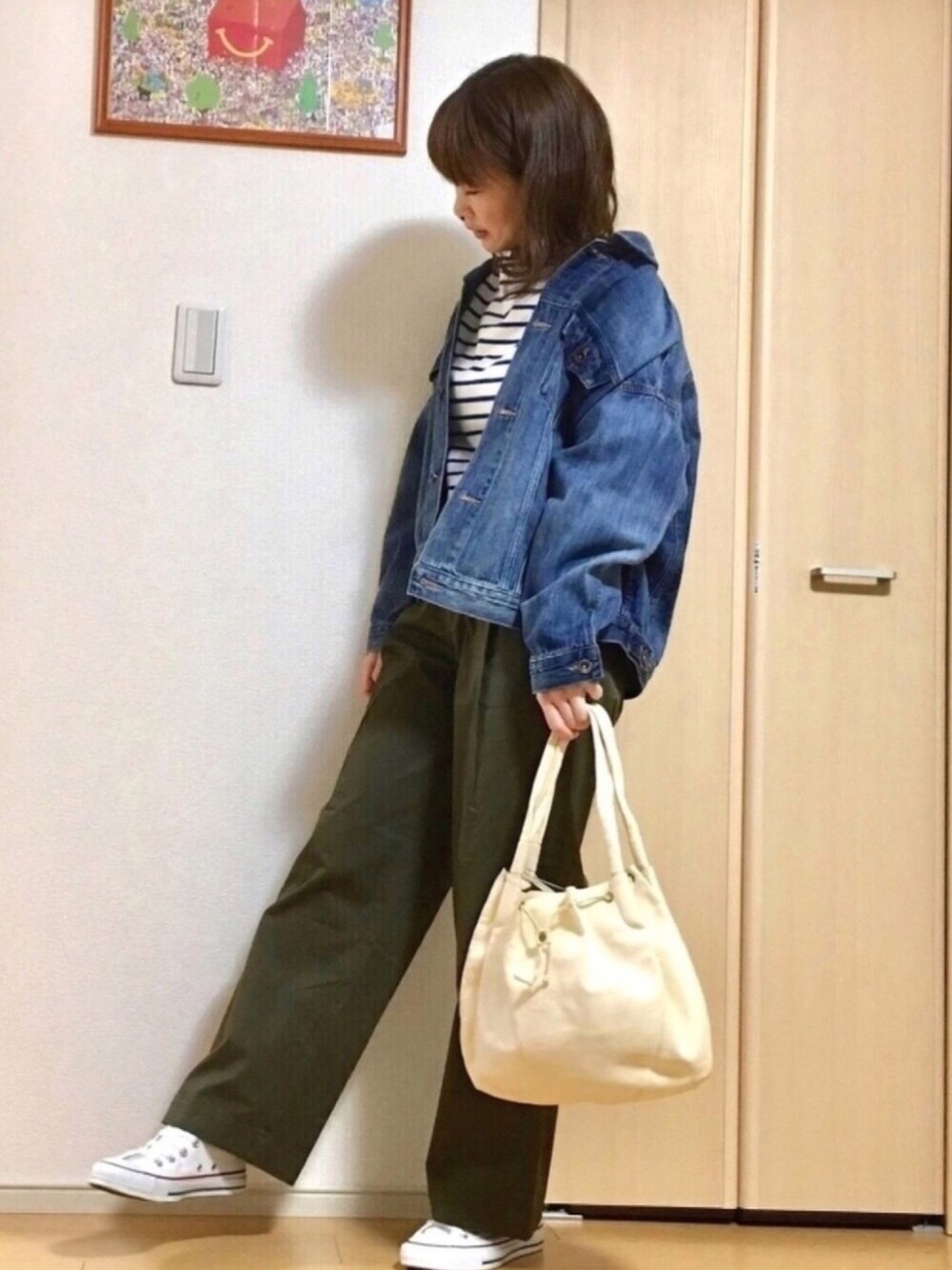 「オーバーサイズ、デニムジャケット、ユニクロ、UNIQLO、ハイウエスト、ハイカットスニーカー、コンバース、converse、ニコアンド、上下UNIQLO」｜「UNIQLOのボーダーボートネックT（長袖）（Tシャツ/カットソー、ホワイト系）」を使った、高野軍曹さん（レディース・158cm）の春コーディネートの1枚目の写真