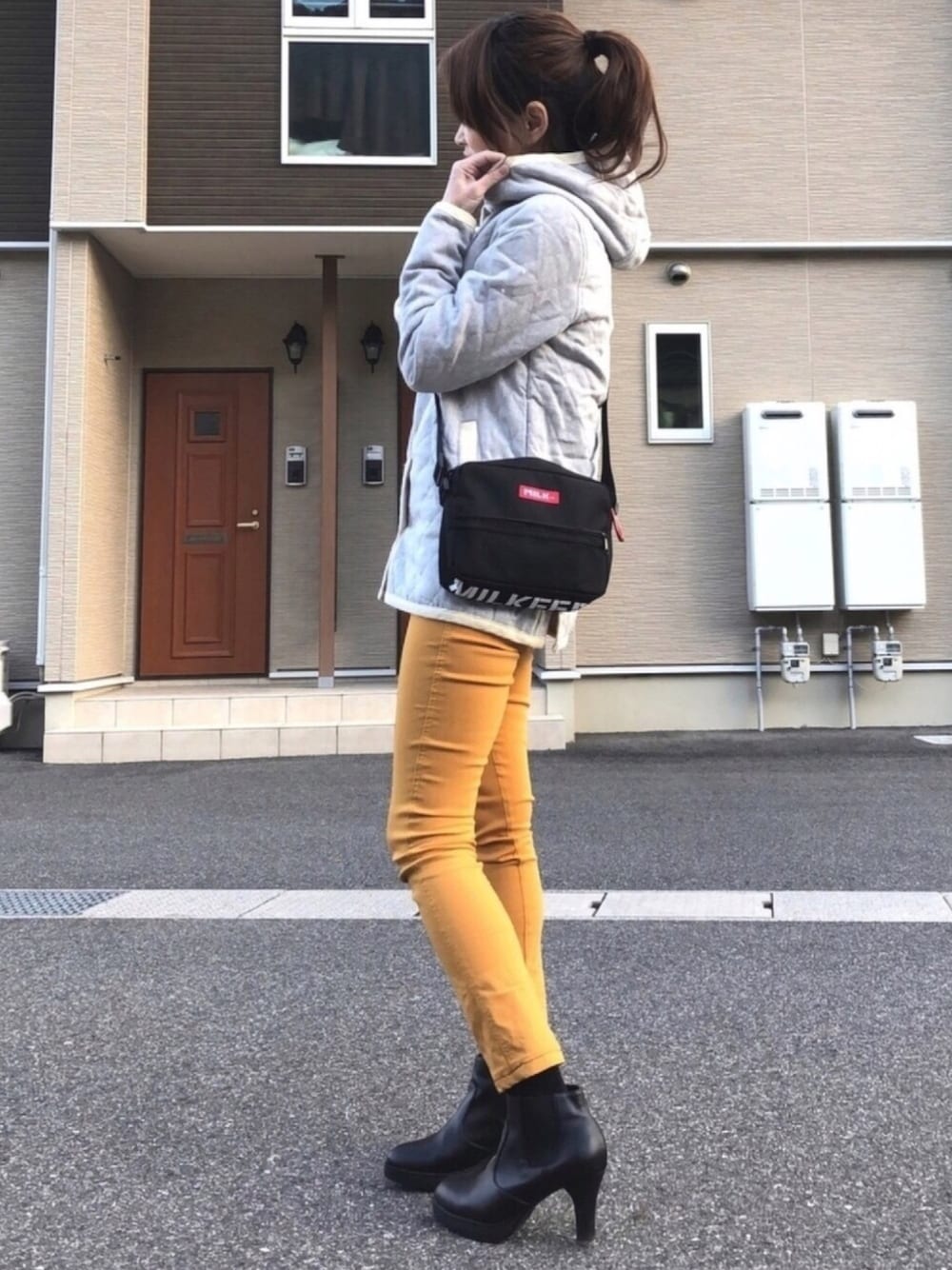 グレー系のジャケット/アウター、ブラック系のショルダーバッグ、イエロー系のその他パンツを着用したレディースの秋コーディネートの1枚目の写真