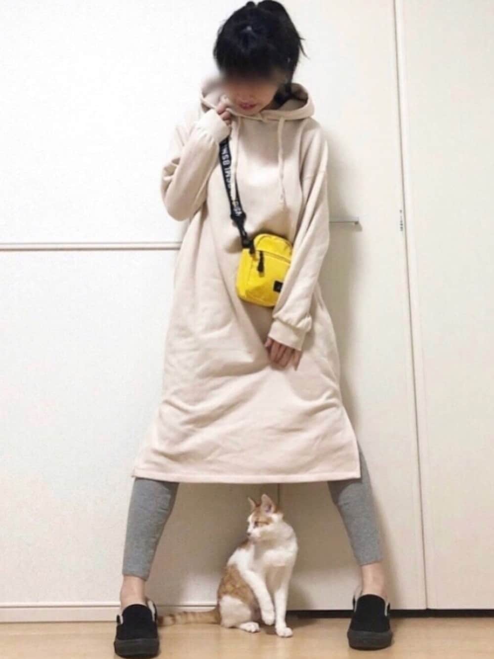 「パーカーワンピース、リブレギンス、イエローバッグ、スリッポン、VANS、studio clip、ゆるコーデ、ラクチンコーデ、ワンピース、モノトーンコーデ」｜「studio CLIPの裏毛起毛フードワンピース（ワンピース、ベージュ系）」を使った、高野軍曹さん（レディース・158cm）の冬コーディネートの1枚目の写真