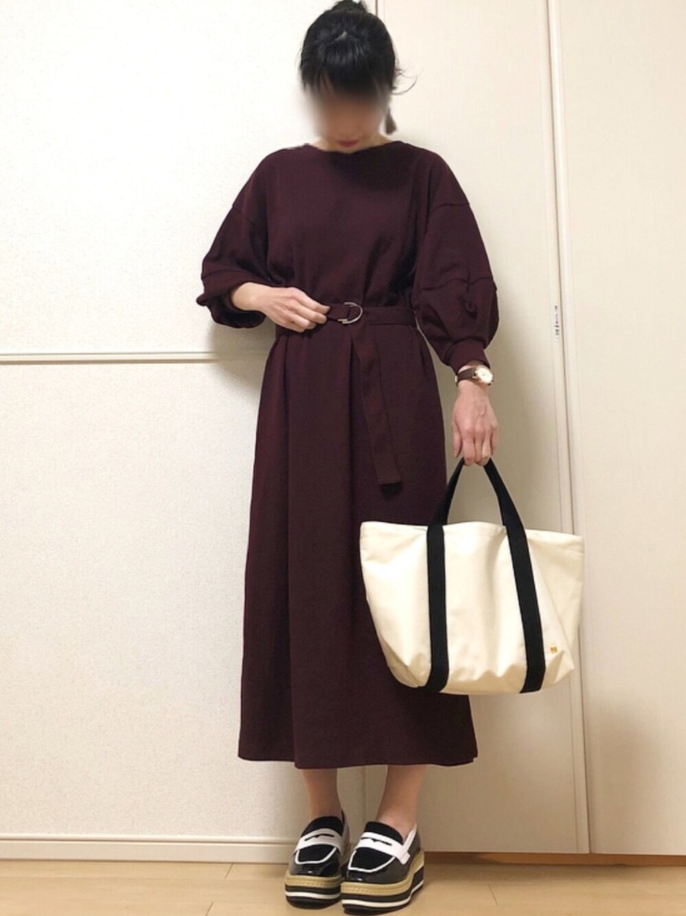 「ボルドー、ワッフルワンピース、natural couture、MA-1、厚底シューズ、フラットシューズ、ボリューム袖、ワンピース、春コーデ、カジュアルコーデ」｜「natural coutureのフリンジ大人イヤリング（イヤリング、ブラウン系）」を使った、高野軍曹さん（レディース・158cm）の冬コーディネートの1枚目の写真