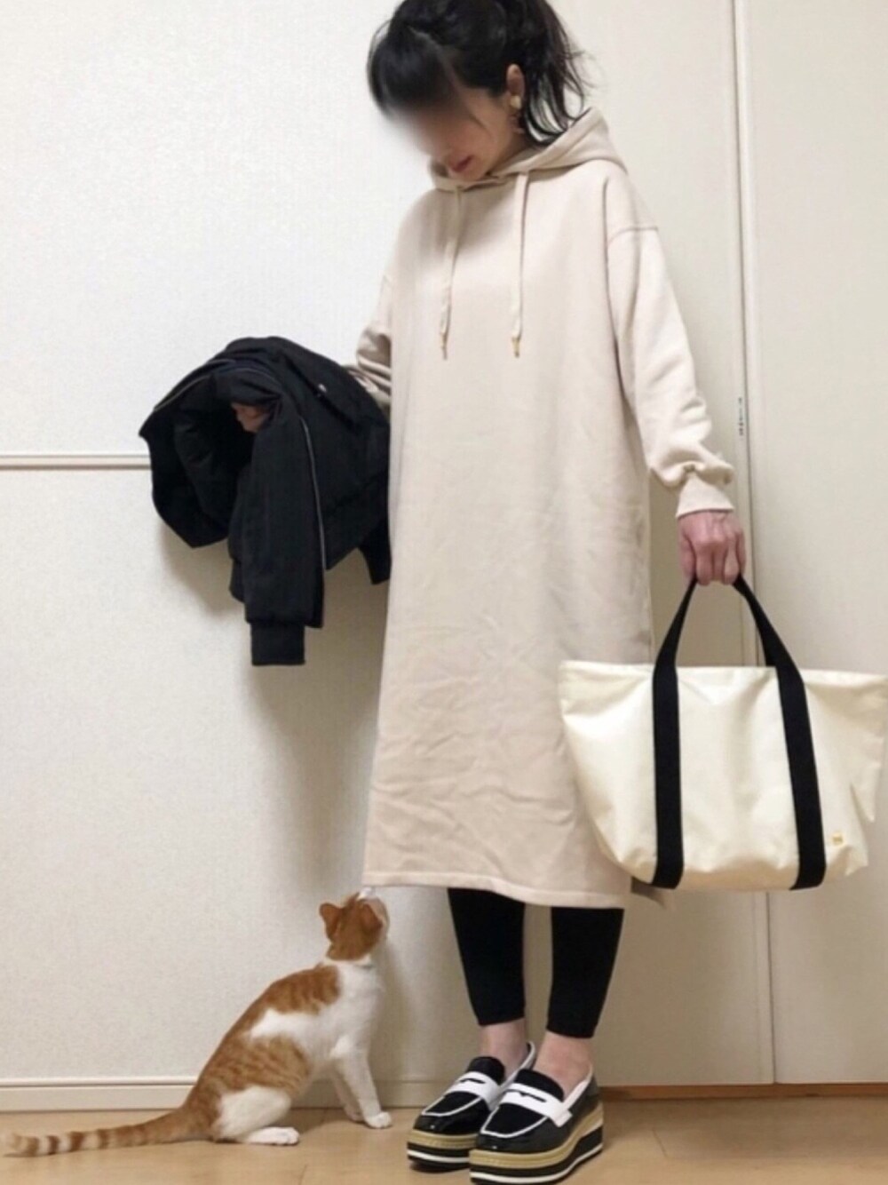 ベージュ系のワンピース、ブラック系のMA-1、ブラック系のシューズを着用したレディースの冬コーディネートの1枚目の写真