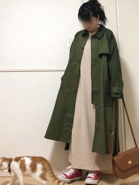 「赤コンバース」｜「アイテム（ステンカラーコート）」を使った、高野軍曹さん（レディース・158cm）の春コーディネート