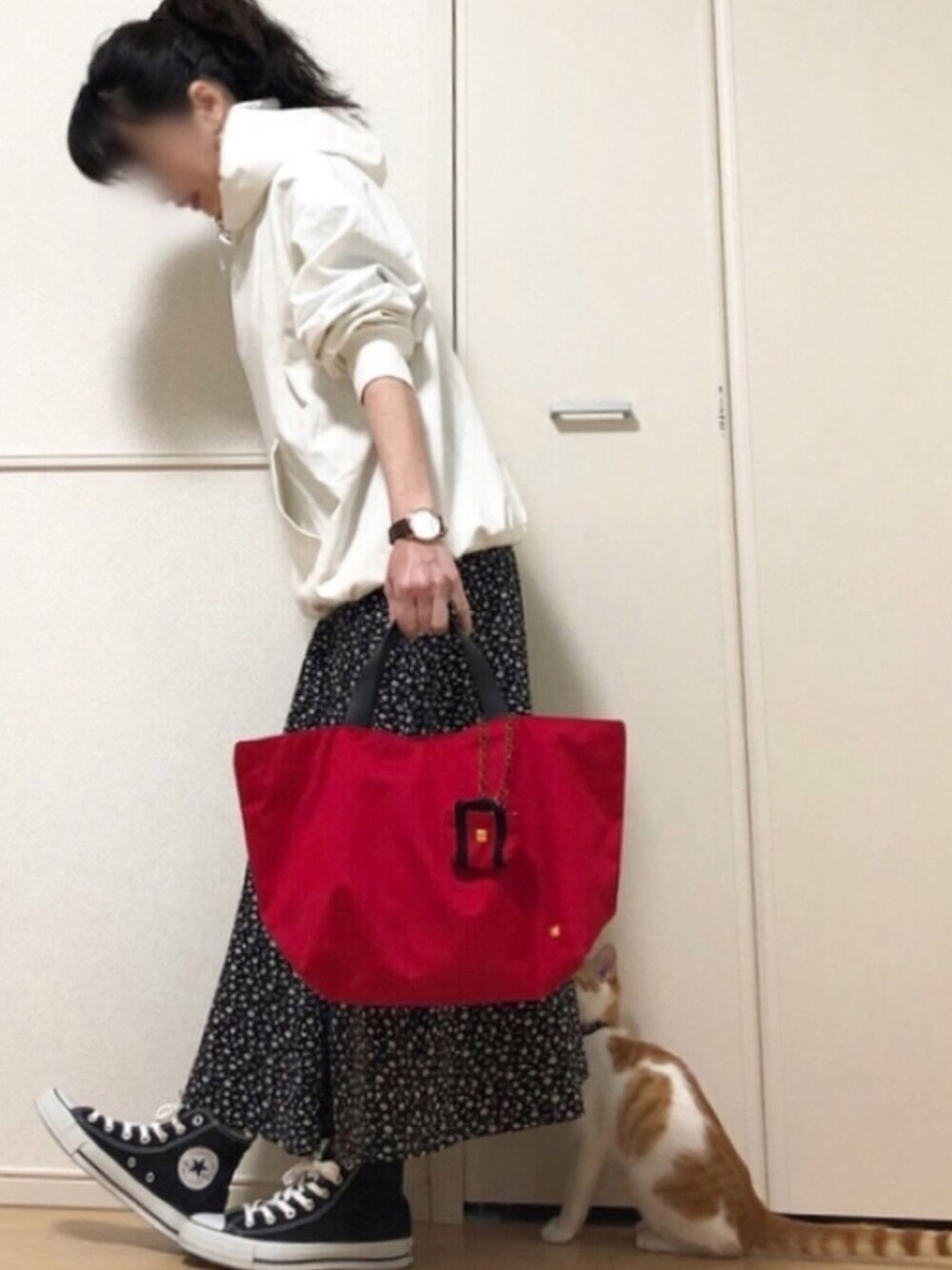 「花柄ワンピース、ロングワンピース、モノトーンコーデ、パーカー、ハイカットスニーカー、コンバース、春コーデ、フーディー、ワンピース×スニーカー、平成最後のWEARISTAセンバツ」｜「JOURNAL STANDARDのアイテム（パーカー、ホワイト系）」を使った、高野軍曹さん（レディース・158cm）の春コーディネートの1枚目の写真