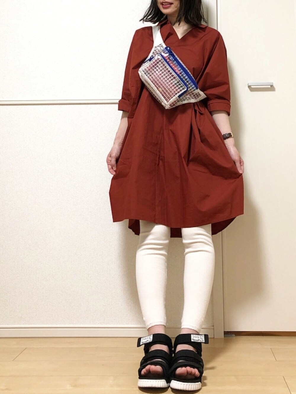 その他のバッグ、レッド系のワンピース/ドレス、ブラック系のサンダルを着用したレディースの春コーディネートの1枚目の写真