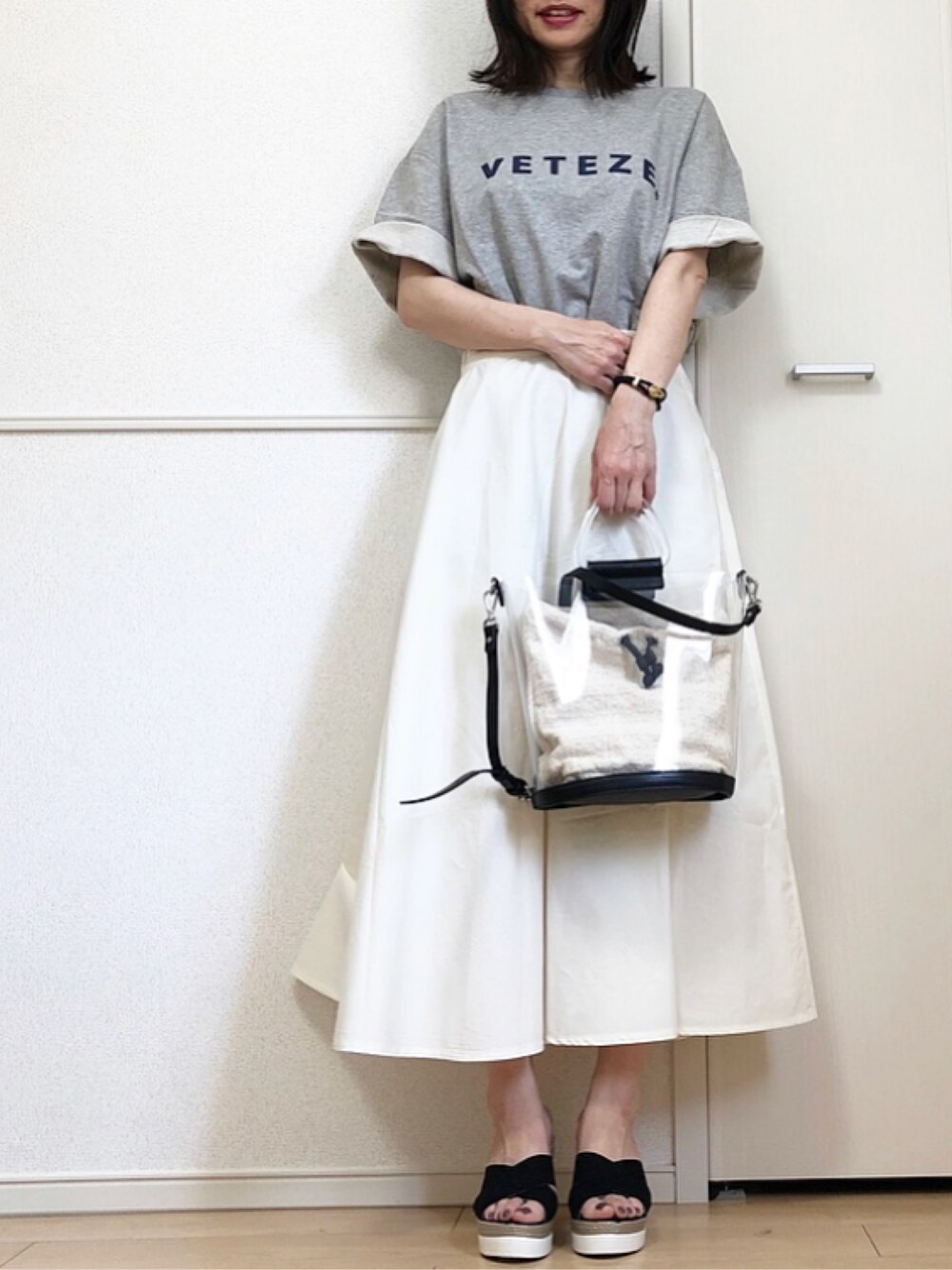 「ミモレ丈スカート、フレアスカート、白スカート、ウェッジソール、クリアバッグ、ZARA、ロゴT、グレーTシャツ、クロスサンダル、モノトーンコーデ」｜「VETESEのアイテム（Tシャツ/カットソー、グレー系）」を使った、高野軍曹さん（レディース・158cm）の春コーディネートの1枚目の写真