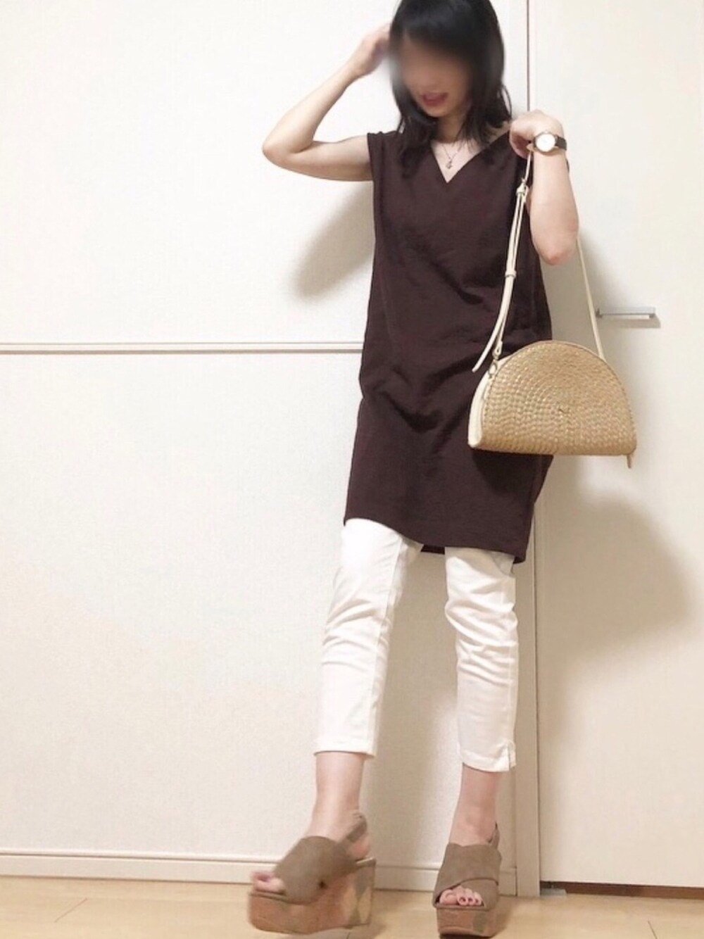 「ハーフムーンバック、クロップドパンツ、白パンツ、白スキニー、ウェッジソール、厚底サンダル、GU、vivian 、イーザッカマニアストアーズ、zootie」｜「monogriisのアイテム（アナログ腕時計、ゴールド系）」を使った、高野軍曹さん（レディース・158cm）の夏コーディネートの1枚目の写真