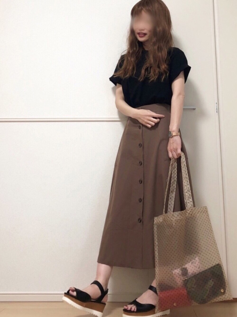 「黒Tシャツ、無地T、イーザッカマニアストアーズ、ネットスター、ブラウンコーデ、vivian 、厚底サンダル、前ボタンスカート、オーバーサイズ、韓国ファッション」｜「VIVIANのシルエットと履き心地を追求したプラットフォームストラップ美脚サンダル（サンダル、ブラック系）」を使った、高野軍曹さん（レディース・157cm）の夏コーディネートの1枚目の写真