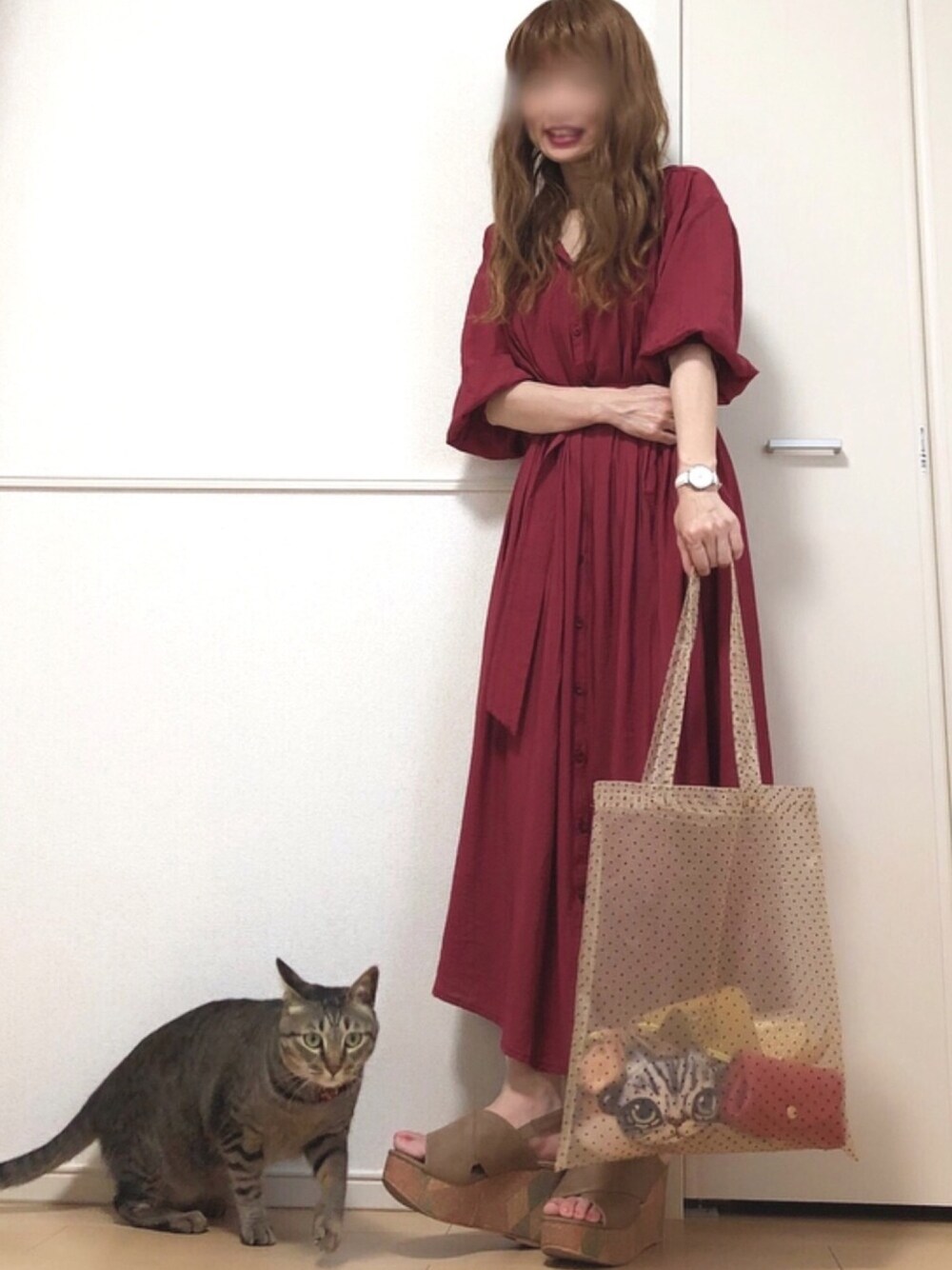 レッド系のワンピース、ベージュ系のトートバッグ、ブラウン系のサンダルを着用したレディースの夏コーディネートの1枚目の写真