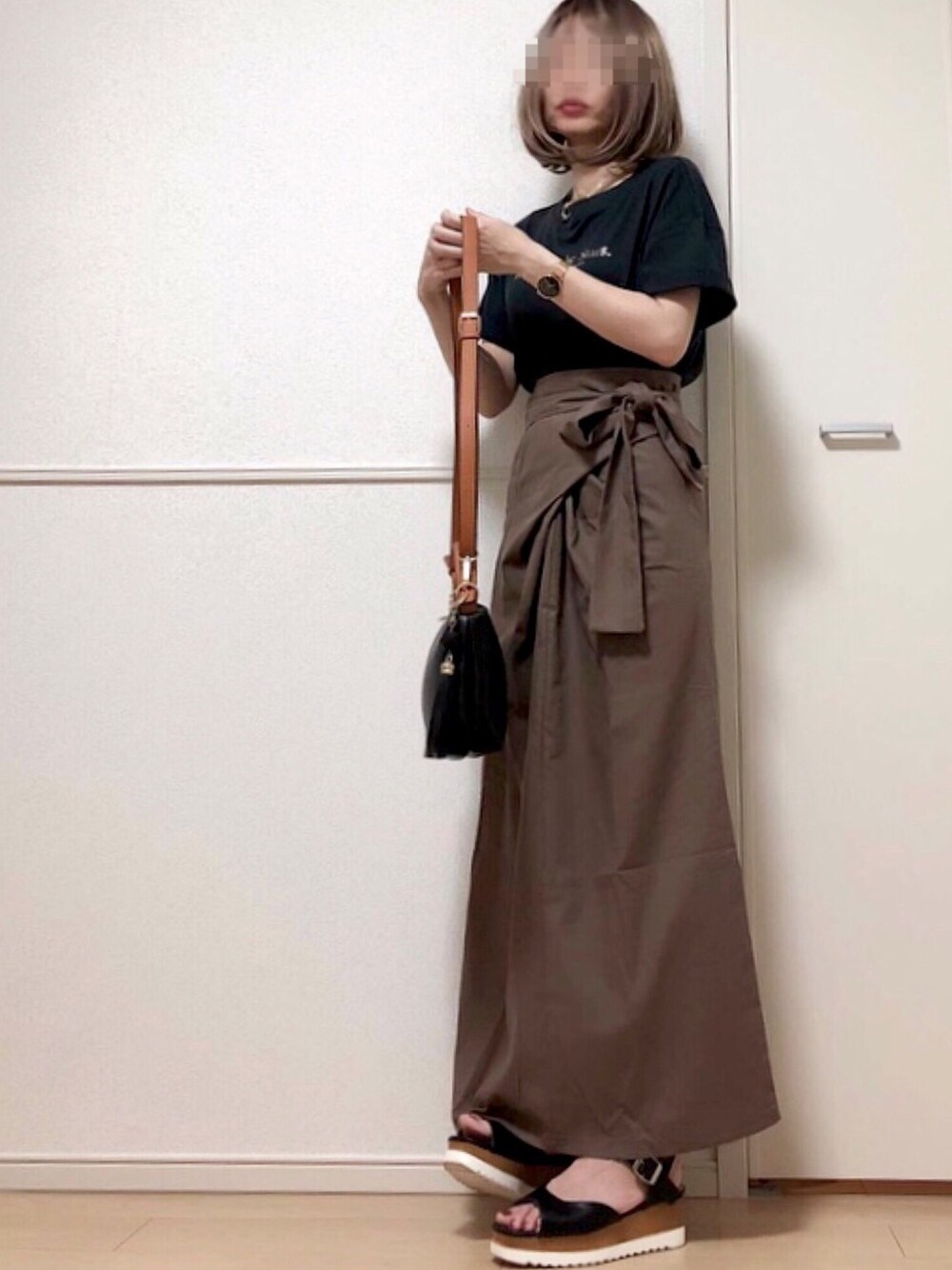 ブラック系のTシャツ/カットソー、ブラック系のトートバッグ、ブラウン系のスカートを着用したレディースの夏コーディネートの1枚目の写真