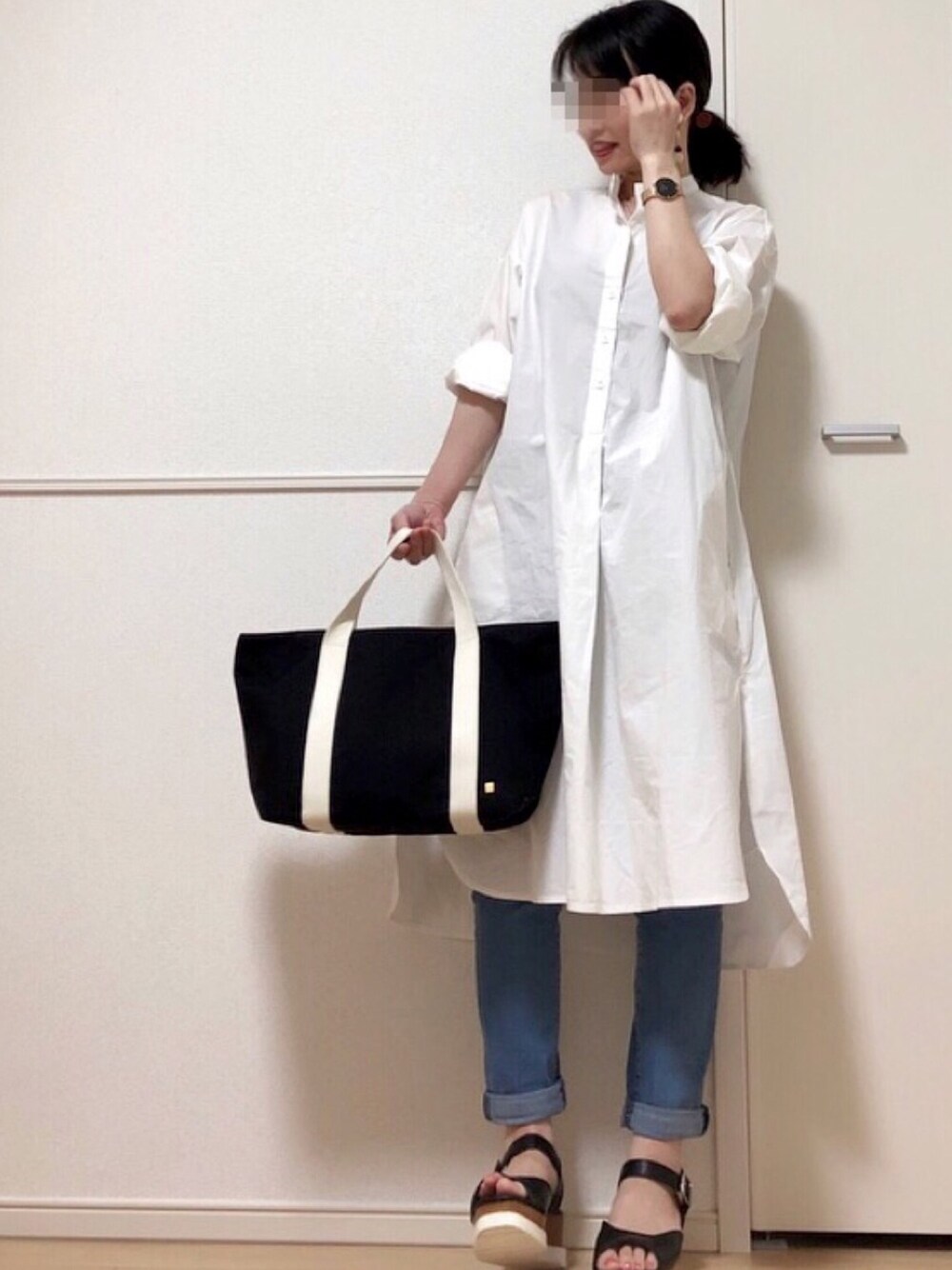 ホワイト系のワンピース/ドレス、ブラック系のサンダル、ホワイト系のトートバッグを着用したレディースの夏コーディネートの1枚目の写真