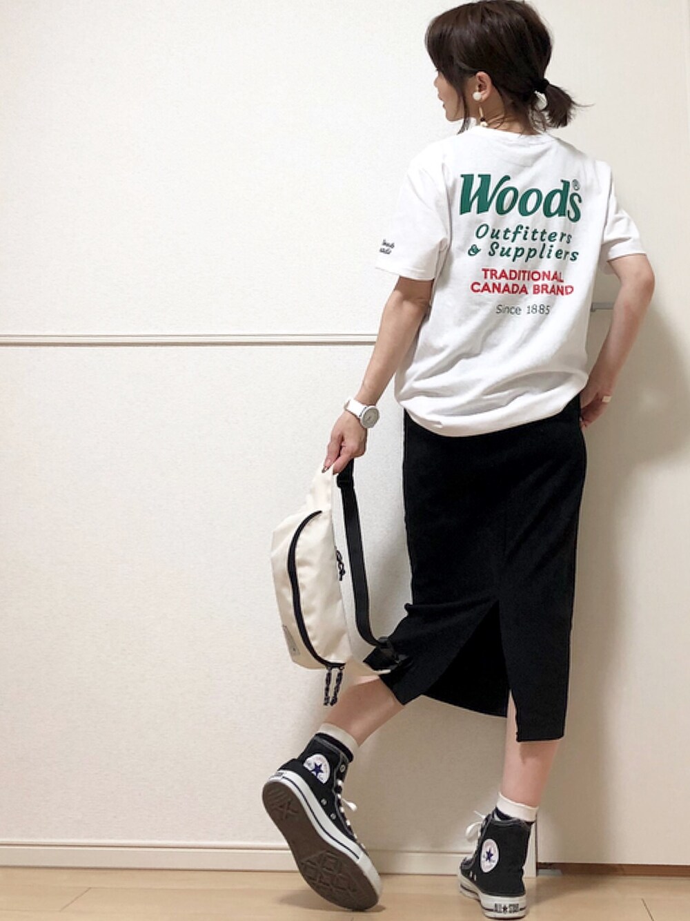 「バックプリント、メンズＴシャツ、themorningafterZOZOTOWN、themorningafter2015、ハイカットスニーカー、converse、モノトーンコーデ、タイトスカート、GU、恋ステwearコーデ」｜「KU-CROISSANTのユニセックス シンプルウォッチ（アナログ腕時計、ホワイト系）」を使った、高野軍曹さん（レディース・158cm）の夏コーディネートの1枚目の写真