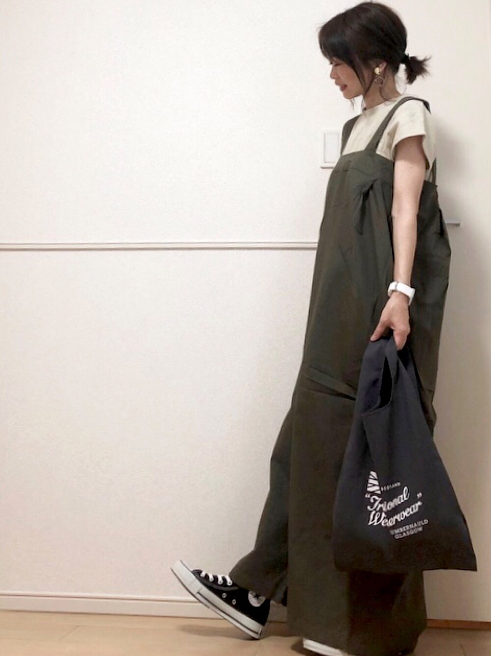 「サロペット、ゆるコーデ、themorningafterZOZOTOWN、themorningafter2015、NANEA、無地T、traditionalweatherwear、トラディショナルウェザーウェア、マルシェバッグ、フレンチスリーブ」｜「Aunt Marie'sのAUNT MARIE'S ヘビーウェイトオーバーフレンチT（Tシャツ/カットソー、ベージュ系）」を使った、高野軍曹さん（レディース・158cm）の秋コーディネートの1枚目の写真