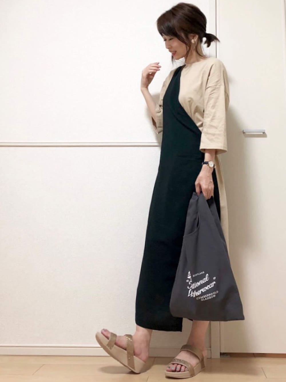 「ワンショルダー、auntmarie's 、Fossil、traditionalweatherwear、マルシェバッグ、ロゴバッグ、fitflop、fitflop_japan、フィットフロップ、ワンショルダーベスト」｜「Aunt Marie'sのAUNT MARIE'S ワンショルロングベスト×カットワンピース SET（ワンピース、グリーン系）」を使った、高野軍曹さん（レディース・158cm）の秋コーディネートの1枚目の写真