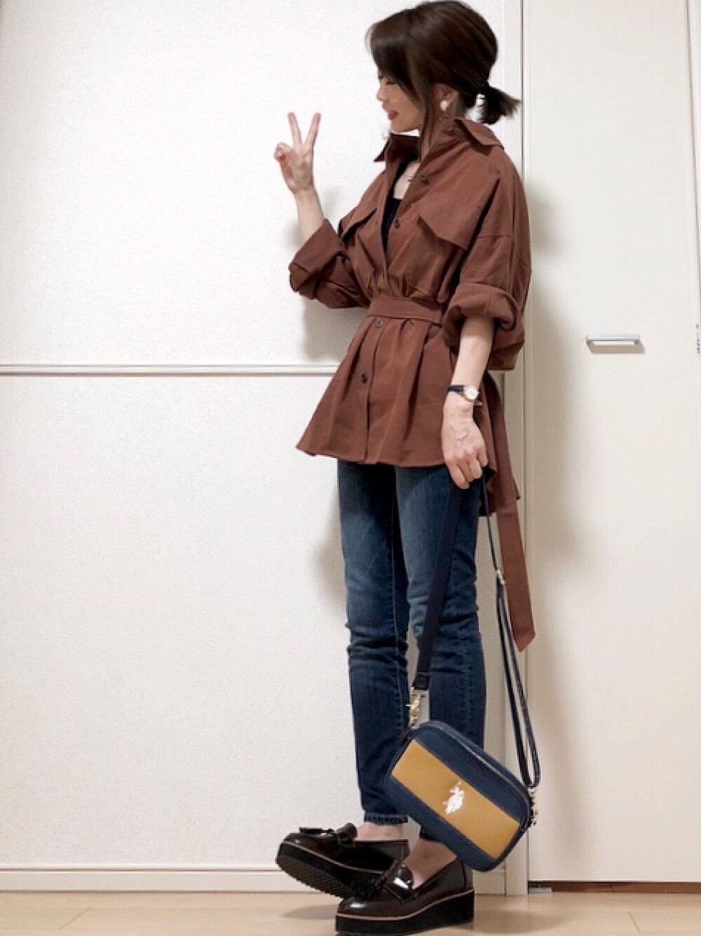 「サファリシャツ、アントマリーズ、Auntmaries、ルーズシルエット、ラブアンドピース2019、タイトスカート、GU、フォッシル、Fossil、FOSSILSTYLE」｜「Aunt Marie'sのAUNT MARIE'S ベルト付きサファリシャツ（シャツ/ブラウス、ブラウン系）」を使った、高野軍曹さん（レディース・158cm）の秋コーディネートの1枚目の写真