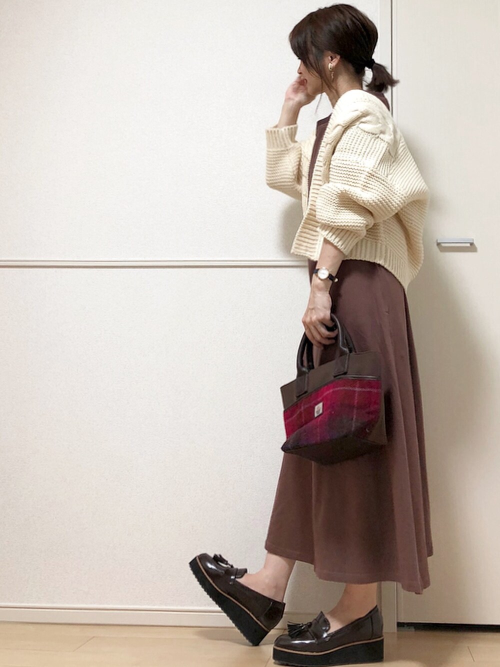 「スウェットワンピース、JUNOAH、themorningafter2015、themorningafterZOZOTOWN、harristweed、サニーレーベル、SonnyLabel、ケーブルニット、Fossil、タッセルローファー」｜「THE MORNING AFTERの[ Harris Tweed / ハリスツイード ] チェック柄 トートバッグ（トートバッグ、ブラウン系）」を使った、高野軍曹さん（レディース・158cm）の秋コーディネートの1枚目の写真