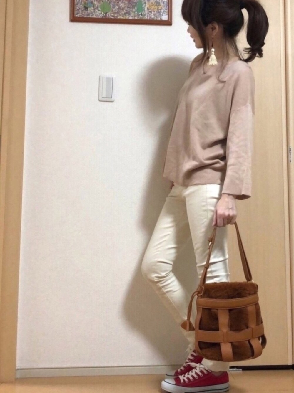 オレンジ系のニット/セーター、ホワイト系のその他パンツ、ブラウン系のショルダーバッグを着用したレディースの秋コーディネートの1枚目の写真