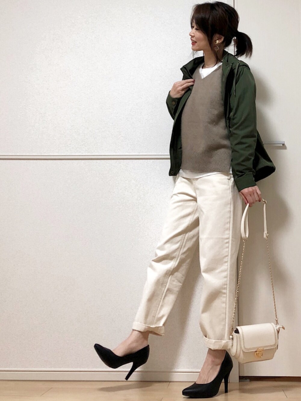 「マウンテンパーカー、SonnyLabel、サニーレーベル、ヘアリーニット、ナノユニバース、nano・universe、ゆるパンツ、白パンツ、ミニバッグ、ポインテッドトゥパンプス」｜「URBAN RESEARCH Sonny Labelのマウンテンパーカー（マウンテンパーカー、グリーン系）」を使った、高野軍曹さん（レディース・158cm）の秋コーディネートの1枚目の写真