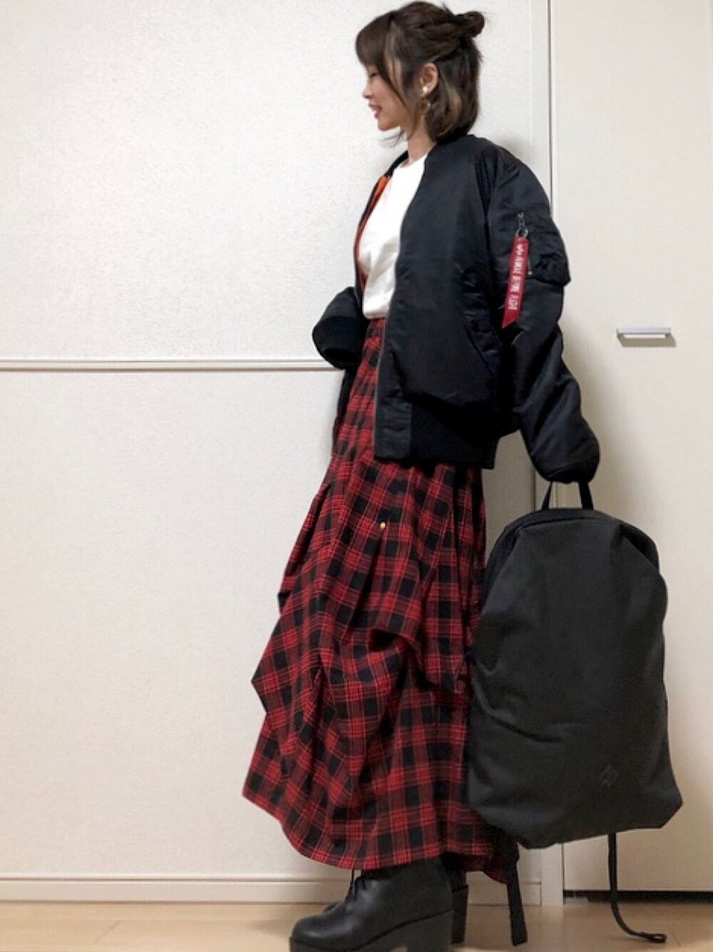 「MA-1、Alpha Industries、バッグパック、チェックスカート、メルシーボークー、mercibeaucoup,、レースアップシューズ、ショートブーツ、ロングスカート、ミリタリージャケット」｜「ALPHAの【MA-1】定番 MA-1（MA-1、ブラック系）」を使った、高野軍曹さん（レディース・158cm）の秋コーディネートの1枚目の写真