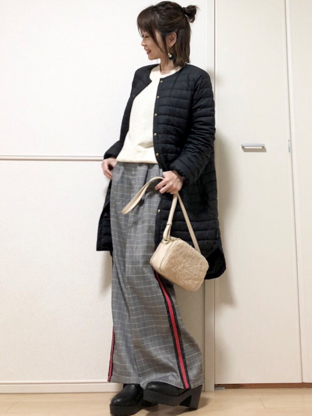 「モノトーンコーデ、パッカブル、ロングダウン、アークリー、トラディショナルウェザーウェア、traditionalweatherwear、ラインパンツ、チェックパンツ、レクタングル、RECTANGLE」｜「Traditional WeatherwearのARKLEY LONG DOWN PACKABLE（ダウンジャケット/コート、ブラック系）」を使った、高野軍曹さん（レディース・158cm）の秋コーディネートの1枚目の写真