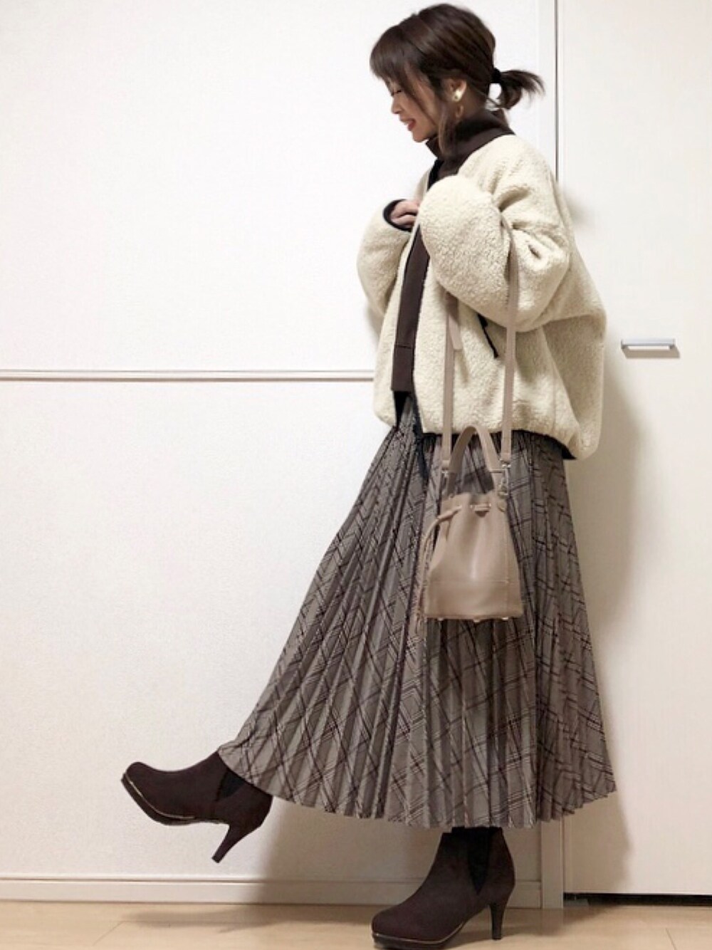 「ボアジャケット、チャコクローゼット、chacocloset、ハイネックスウェット、スウェット、チェックスカート、ハニーズ、Honeys、ロングスカート、韓国ファッション」｜「Chaco closetのリバーシブルボアフリースジャケット（ブルゾン、ホワイト系）」を使った、高野軍曹さん（レディース・158cm）の秋コーディネートの1枚目の写真