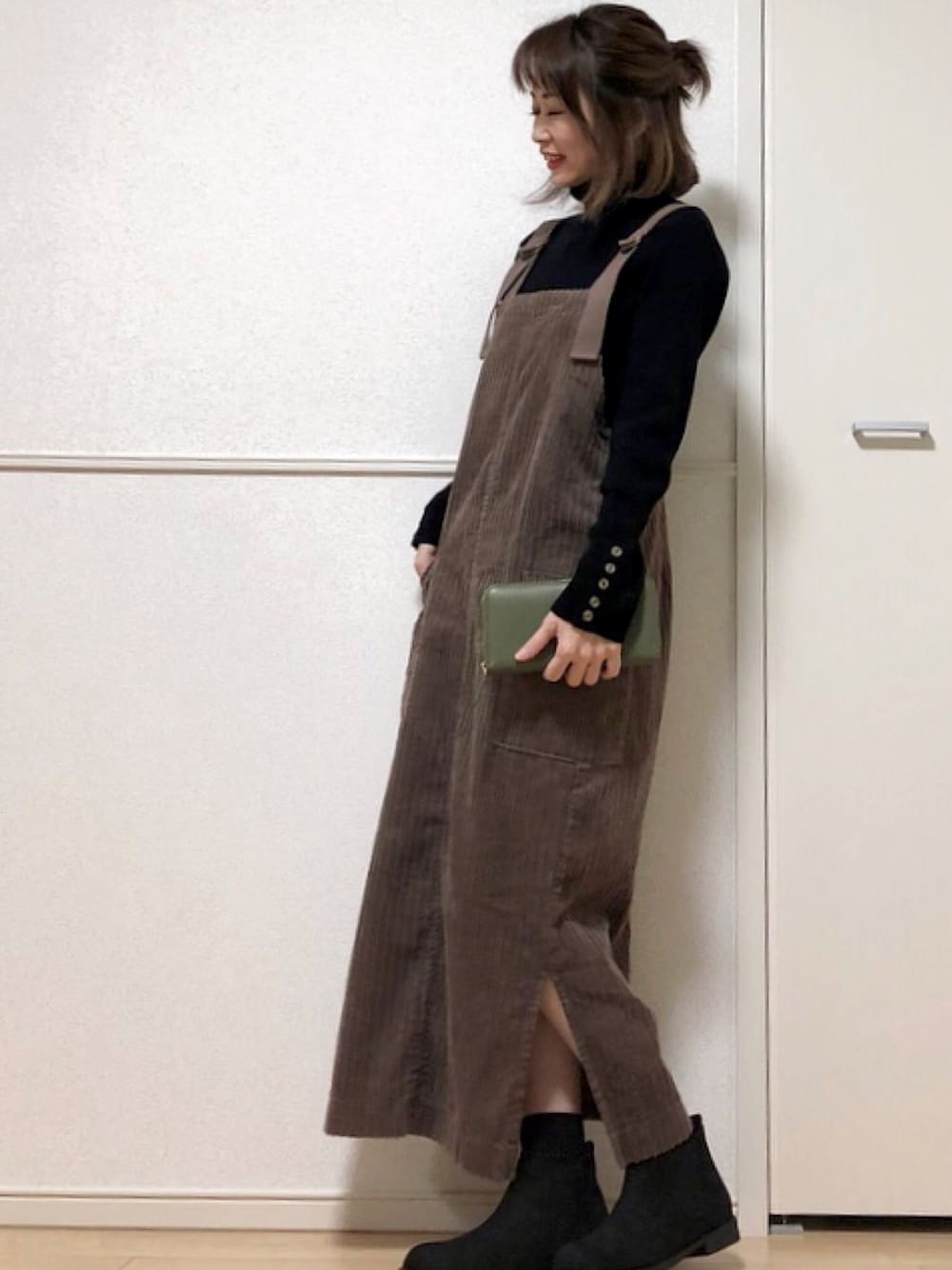 「タートルネックニット、チャコクローゼット、chacocloset、ジャンパースカート、コーデュロイサロペット、センスオブプレイス、SENSEOFPLACE、mura、ムラ、サイドゴアブーツ」｜「Chaco closetのリブタートルコットンニット/ボタンデザイン（ニット/セーター、ブラック系）」を使った、高野軍曹さん（レディース・158cm）の秋コーディネートの1枚目の写真