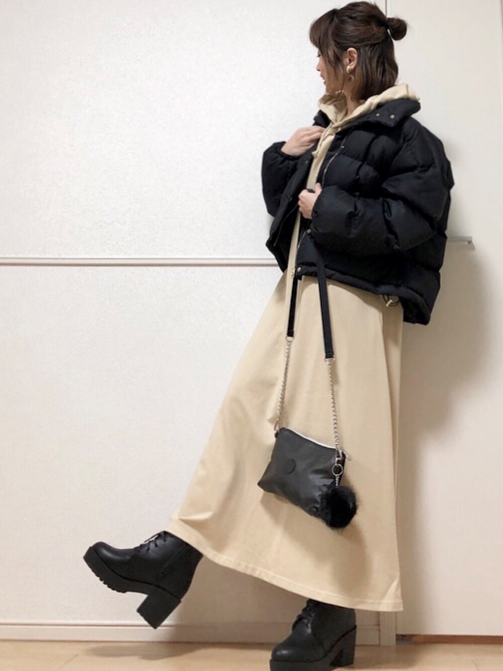「モノトーンコーデ、ショートダウン、ダウンジャケット、auntmarie's 、パーカーワンピース、ロングワンピース、JUNOAH、キプリング、kipling、レースアップブーツ」｜「Aunt Marie'sのAUNT MARIE'S ショートファイバーダウン（ダウンジャケット/コート、ブラック系）」を使った、高野軍曹さん（レディース・158cm）の秋コーディネートの1枚目の写真