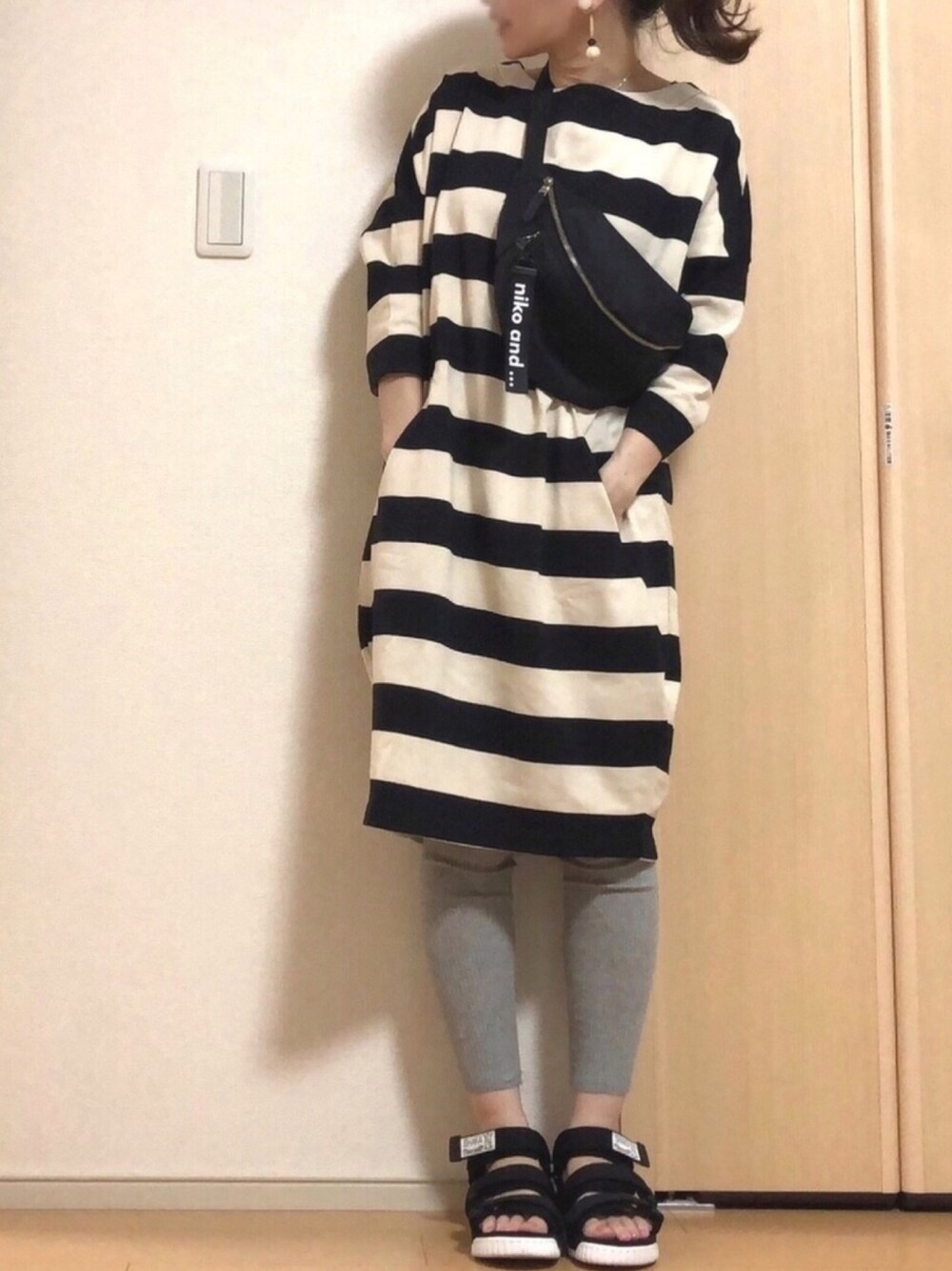 ブラック系のボディバッグ/ウエストポーチ、ブラック系のサンダル、その他のワンピース/ドレスを着用したレディースの秋コーディネートの1枚目の写真