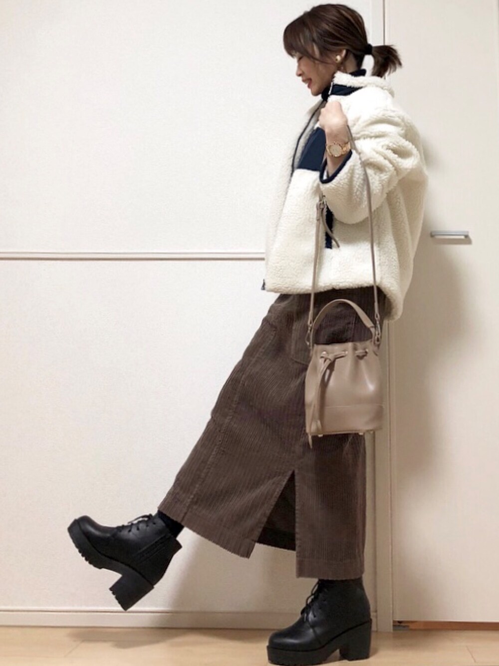 「ボアジャケット、ボアブルゾン、sugarbisket、タートルネック、chacocloset、韓国ファッション、ジャンパースカート、SENSEOFPLACE、センスオブプレイス、ダニエルウェリントン」｜「SUGAR BISKETのボアジップブルゾン（ブルゾン、ホワイト系）」を使った、高野軍曹さん（レディース・158cm）の秋コーディネートの1枚目の写真