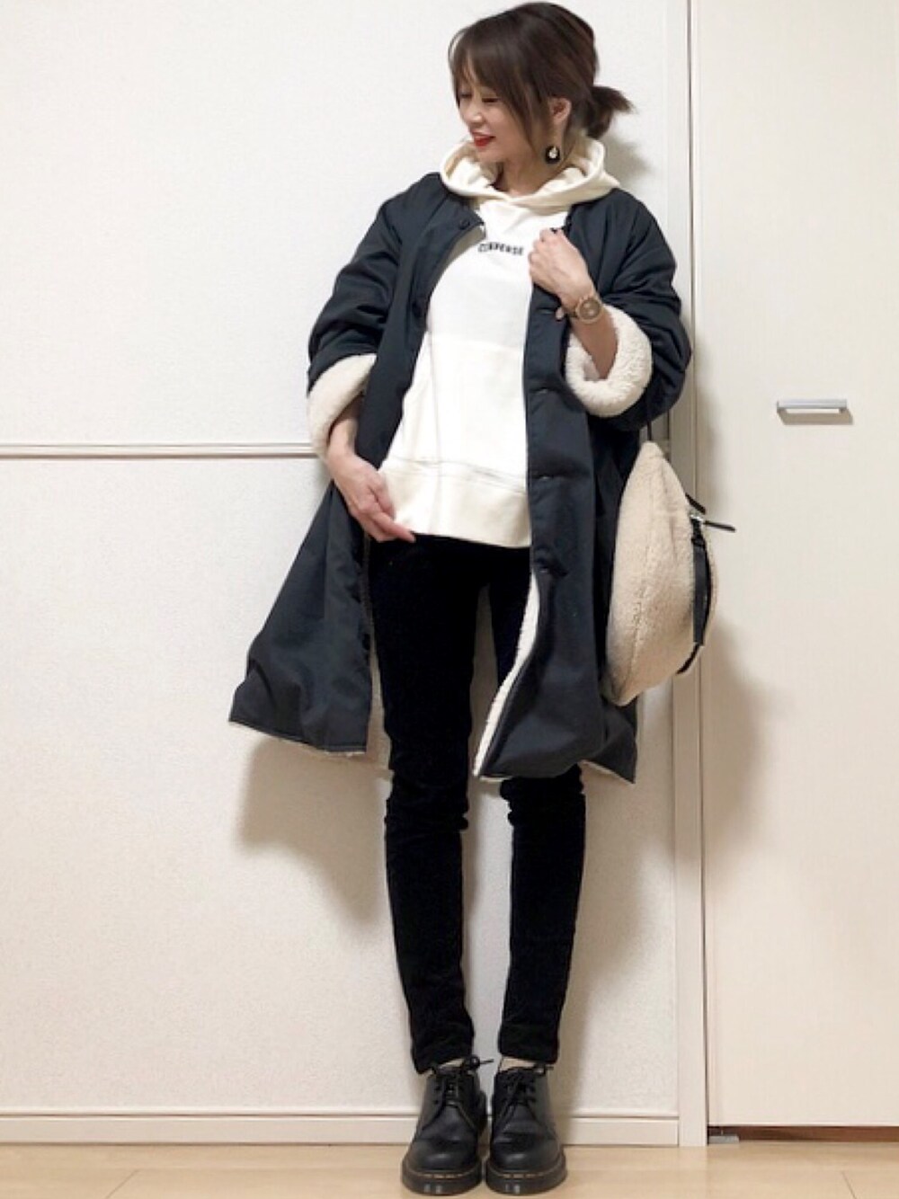 ホワイト系のパーカー、グレー系のノーカラージャケット、ベージュ系のアナログ腕時計を着用したレディースの冬コーディネートの1枚目の写真