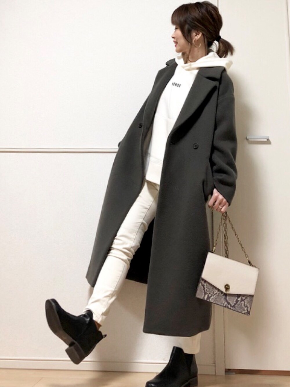 「ホワイトパンツ、白スキニー、チェスターコート、ステンカラーコート、traditionalweatherwear、トラディショナルウェザーウエア、ロングコート、パーカー、コンバース、パイソン柄」｜「Traditional WeatherwearのHAVANT（ステンカラーコート、グリーン系）」を使った、高野軍曹さん（レディース・158cm）の冬コーディネートの1枚目の写真