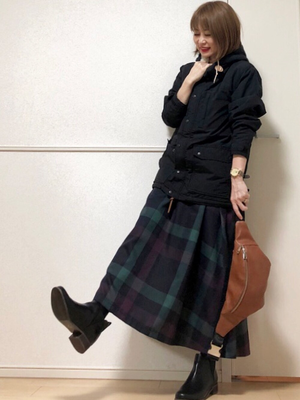 「マウンテンパーカー、grn、チェックスカート、フレアスカート、ロングスカート、natural couture、USポロ、ボディバッグ、サイトゴアブーツ、冬アウター着回しチャレンジ」｜「natural coutureのBIGチェックフレアスカート（スカート、パープル系）」を使った、高野軍曹さん（レディース・158cm）の冬コーディネートの1枚目の写真