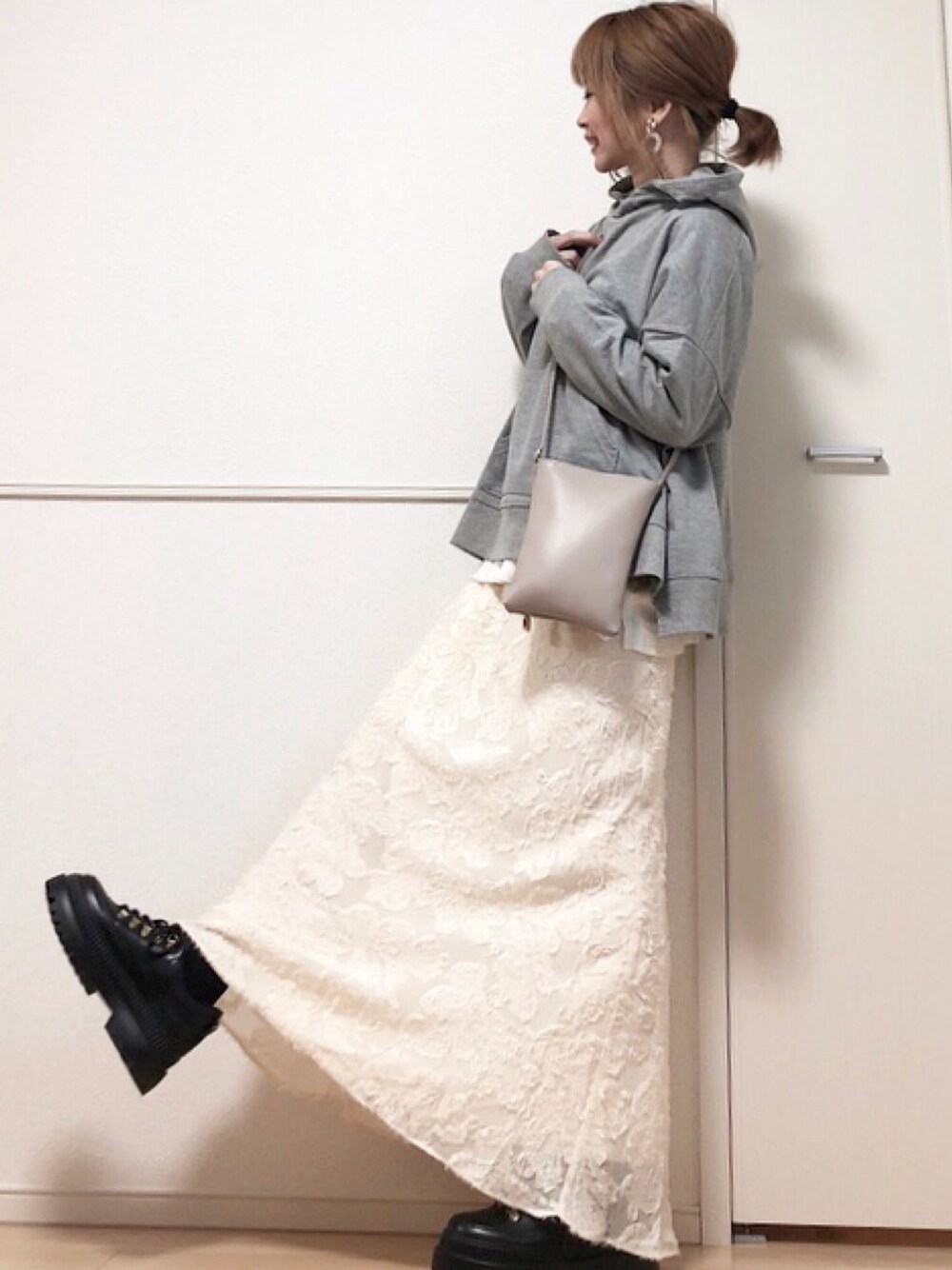 「パーカー、グレーパーカー、apretro、ジャガードスカート、ロングスカート、Aラインスカート、auntmarie's 、レイヤードスタイル、厚底シューズ、レースアップシューズ」｜「ap retroのスリットワイドパーカー【ZOZO限定アイテム】（パーカー、グレー系）」を使った、高野軍曹さん（レディース・158cm）の冬コーディネートの1枚目の写真
