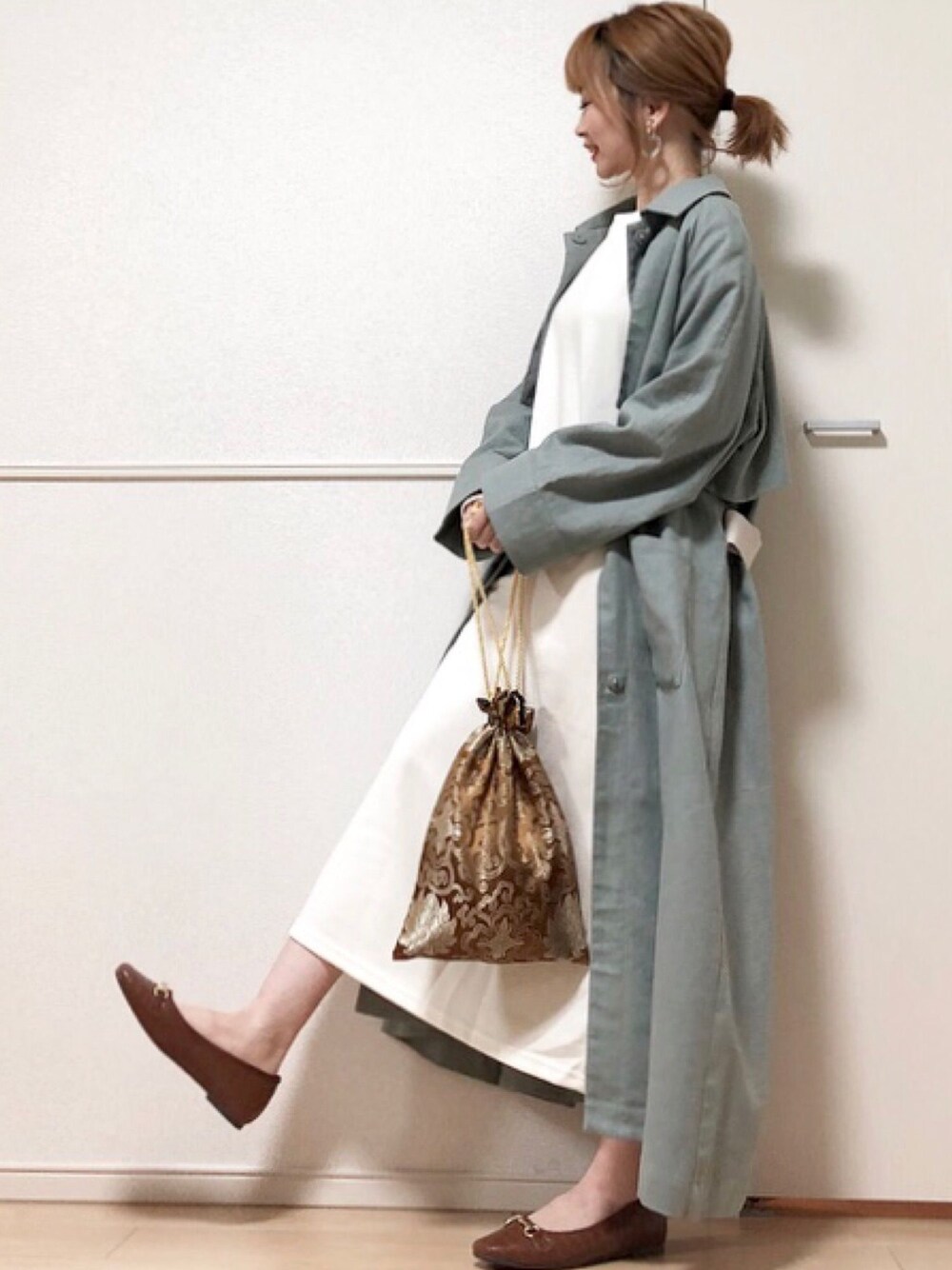 「ミントグリーン、春コーデ、KBF、ケービーエフ(KBF)、スウェットワンピース、chacocloset、バルーンスリーブ、巾着バッグ、ペタンコ靴、ビットローファー」｜「KBFのコットンリネンボリュームコート（ステンカラーコート、グリーン系）」を使った、高野軍曹さん（レディース・158cm）の春コーディネートの1枚目の写真