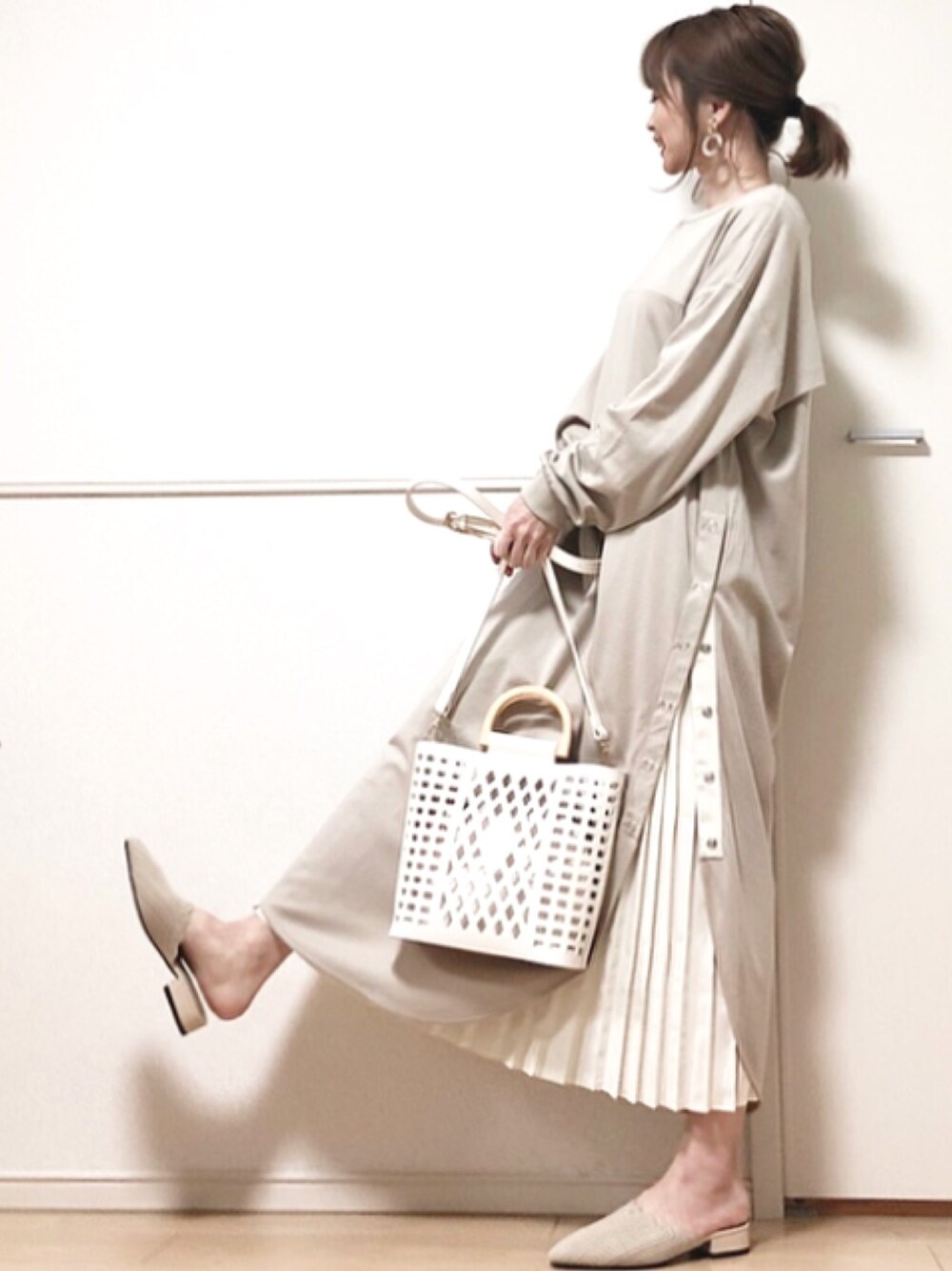 「淡色コーデ、ベージュコーデ、レイヤードスタイル、カットソーワンピース、リップスター、LIPSTAR、プリーツスカート、chacocloset、フラットサンダル、ミュール」｜「Auntie Rosa Holidayの【Holiday】レース編みフラットミュールサンダル（サンダル、ベージュ系）」を使った、高野軍曹さん（レディース・158cm）の春コーディネートの1枚目の写真