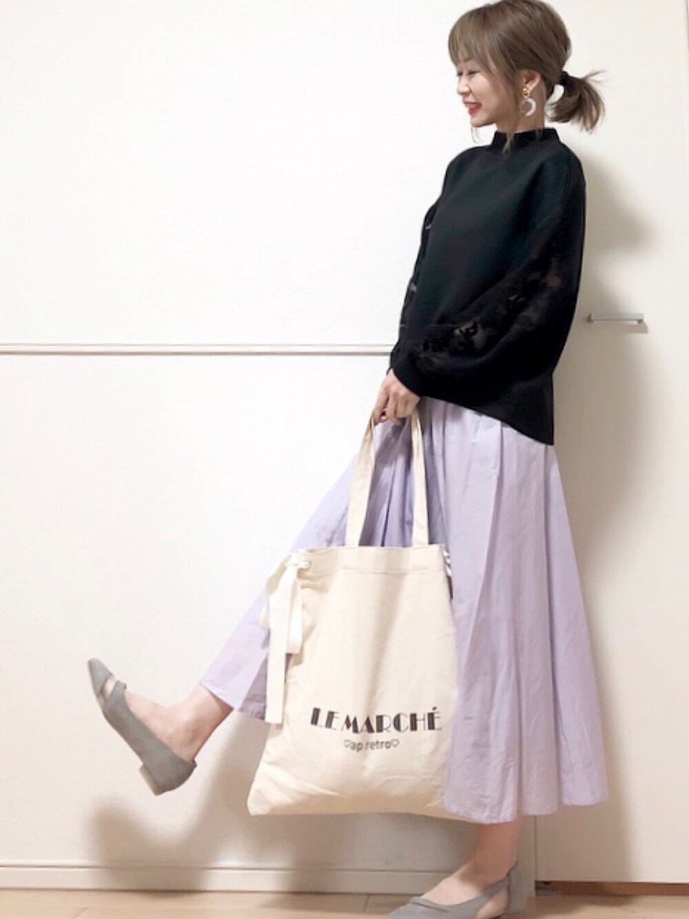 ブラック系のTシャツ/カットソー、パープル系のスカート、ホワイト系のトートバッグを着用したレディースの春コーディネートの1枚目の写真