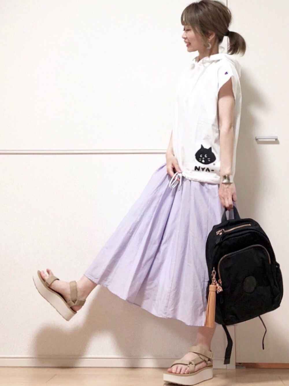 「にゃー、ノースリーブ、チャンピオン、カラースカート、ラベンダー、ロングスカート、FREDY&GLOSTER、kipling、リュック、teva」｜「ChampionのにゃーとチャンピオンのノースリフードT（Tシャツ/カットソー、ホワイト系）」を使った、高野軍曹さん（レディース・158cm）の春コーディネートの1枚目の写真