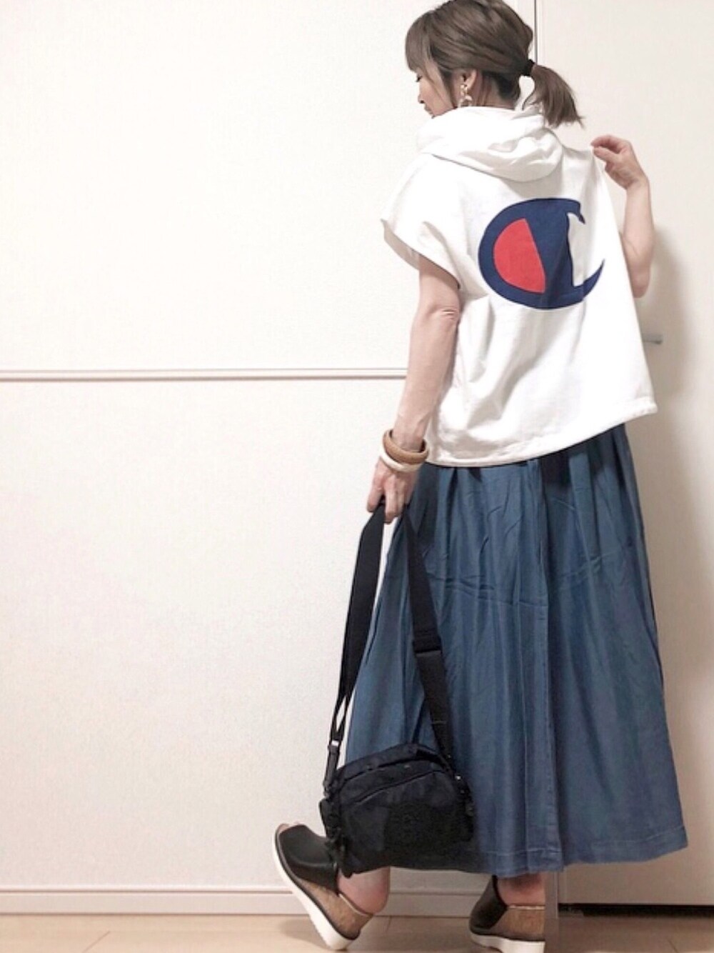 「にゃー、にゃーT、チャンピオン、ノースリーブ、デニムスカート、themorningafter2015、themorningafterZOZOTOWN、ミニショルダー、kipling、スポーツミックス」｜「THE DAYの[ ZAMPA } テンセルデニム タックボリュームマキシスカート（デニムスカート、ブルー系）」を使った、高野軍曹さん（レディース・158cm）の春コーディネートの1枚目の写真