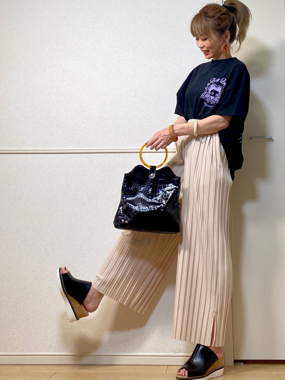 「ビッグシルエット、ビッグT、コラボTシャツ、figandviper、bettyboop、プリーツパンツ、スリットパンツ、アプレトロ、厚底サンダル、ウエッジソール」｜「後ろ姿📸のアイテム（その他、その他）」を使った、高野軍曹さん（レディース・158cm）の夏コーディネートの1枚目の写真