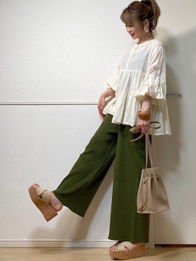 「リブニットパンツ」｜「アイテム（サンダル）」を使った、高野軍曹さん（レディース・158cm）の夏コーディネート