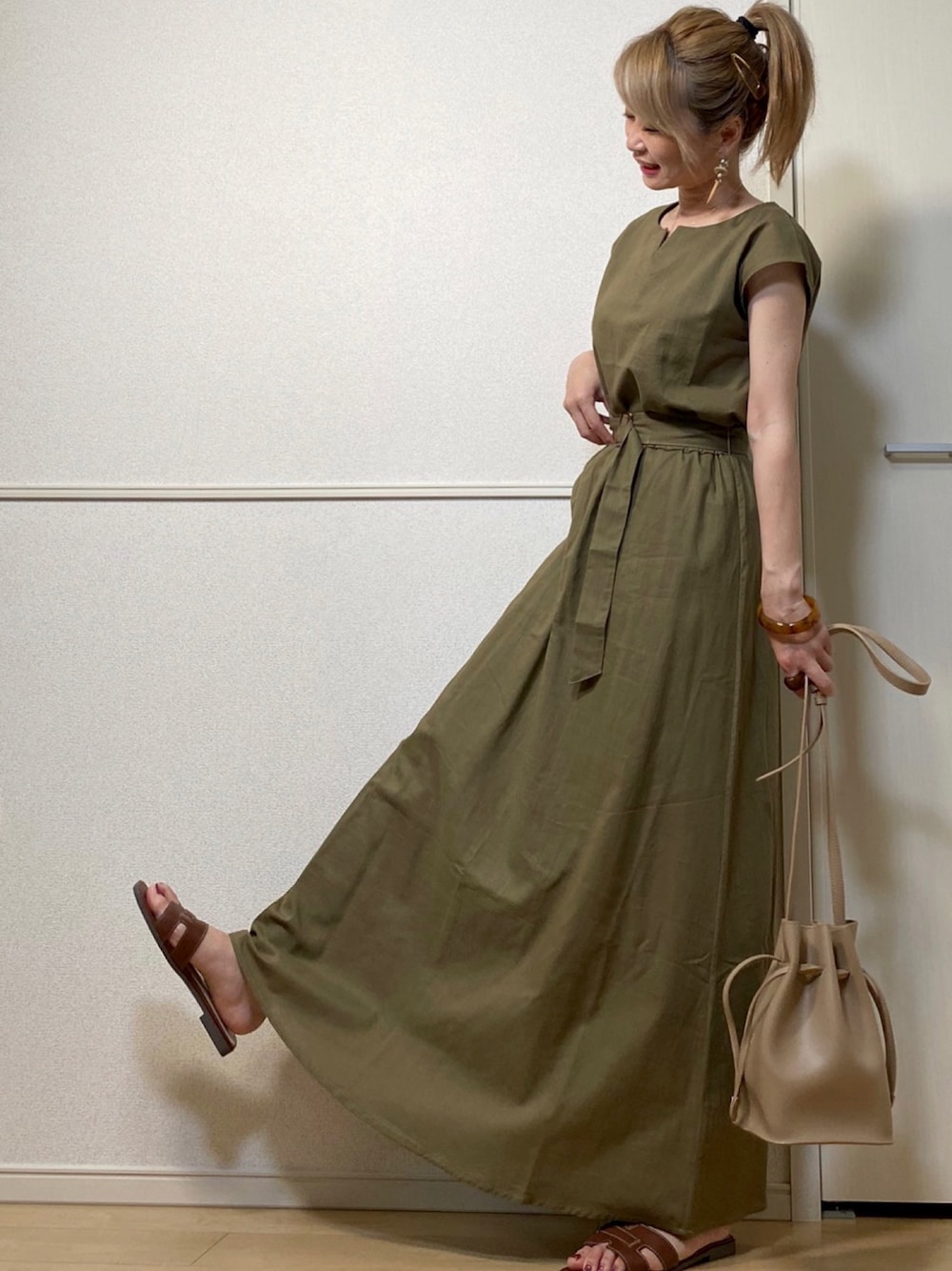 「セットアップ、リネンセットアップ、reca、ヘアクリップ、Shellyisland、巾着バッグ、birthdayroom、大ぶりイヤリング、フラットサンダル、vivian 」｜「recaのベルト付きリネンライクセットアップ（サロペット/オーバーオール、グリーン系）」を使った、高野軍曹さん（レディース・158cm）の夏コーディネートの1枚目の写真