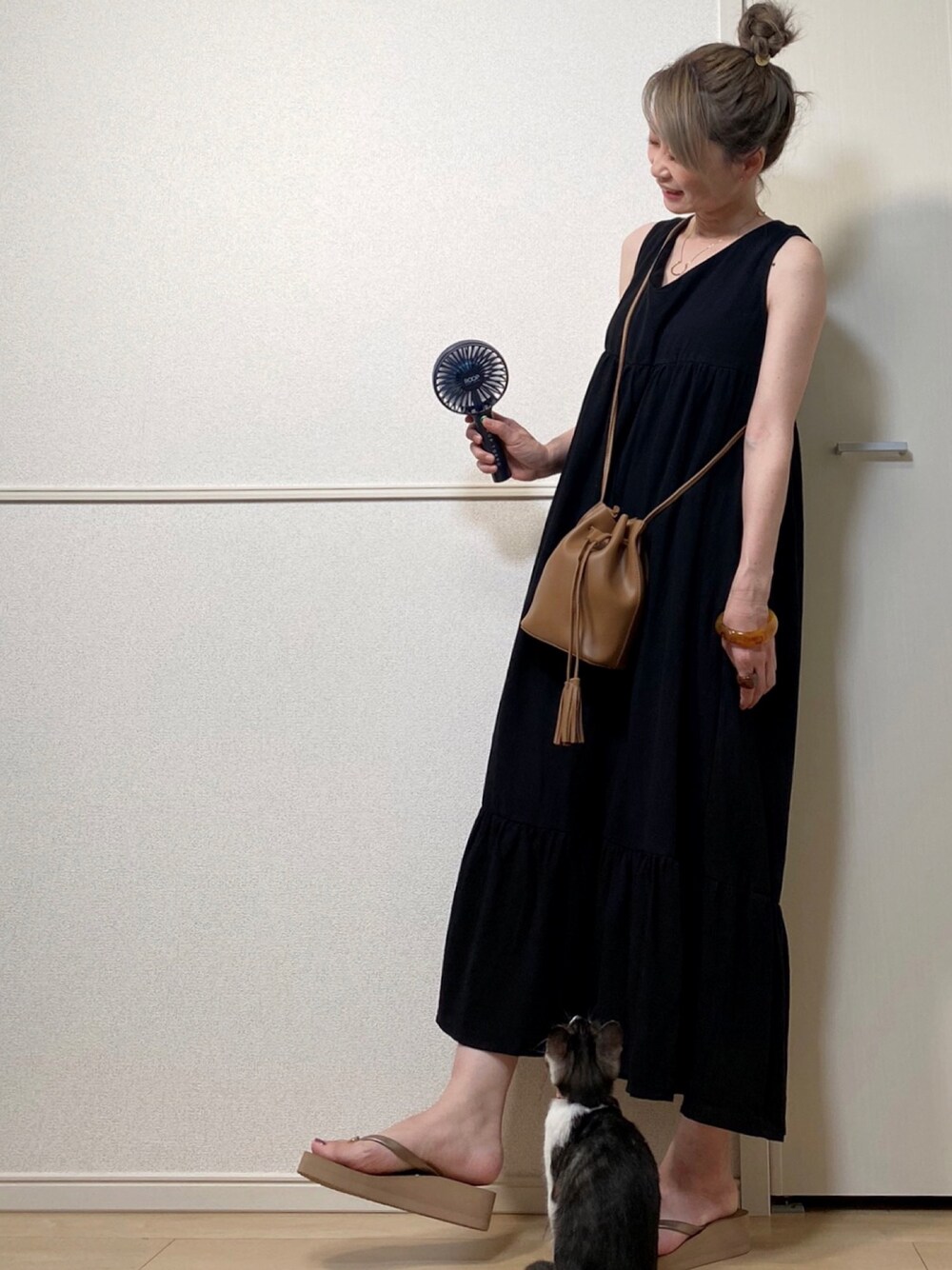 「ブラックコーデ、ティアードワンピース、ロングワンピース、ノースリーブワンピース、Vネックワンピース、バックリボン、Crisp、巾着バッグ、ハンディー扇風機、ビーチサンダル」｜「Crispのバックリボンティアードワンピース（ワンピース、ブラック系）」を使った、高野軍曹さん（レディース・158cm）の夏コーディネートの1枚目の写真