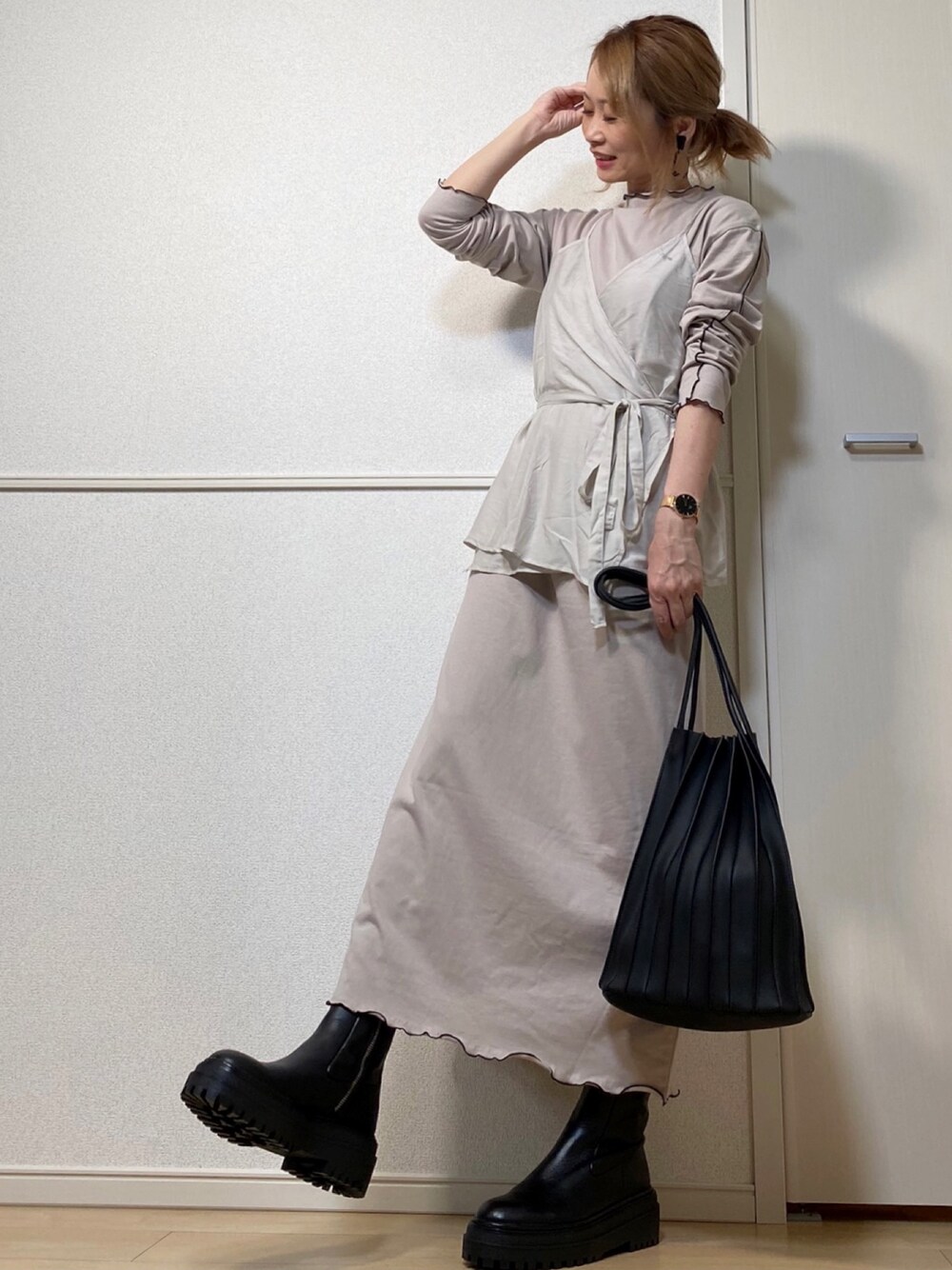 「レイヤードスタイル、シアーキャミソール、メローワンピース、kicuri、プリーツバッグ、apretro、大ぶりイヤリング、ZARA、ブーツ、モノトーンコーデ」｜「kicuriの【低身長向けSサイズ有】シアーレイヤードメローワンピース（ワンピース、グレー系）」を使った、高野軍曹さん（レディース・158cm）の秋コーディネートの1枚目の写真