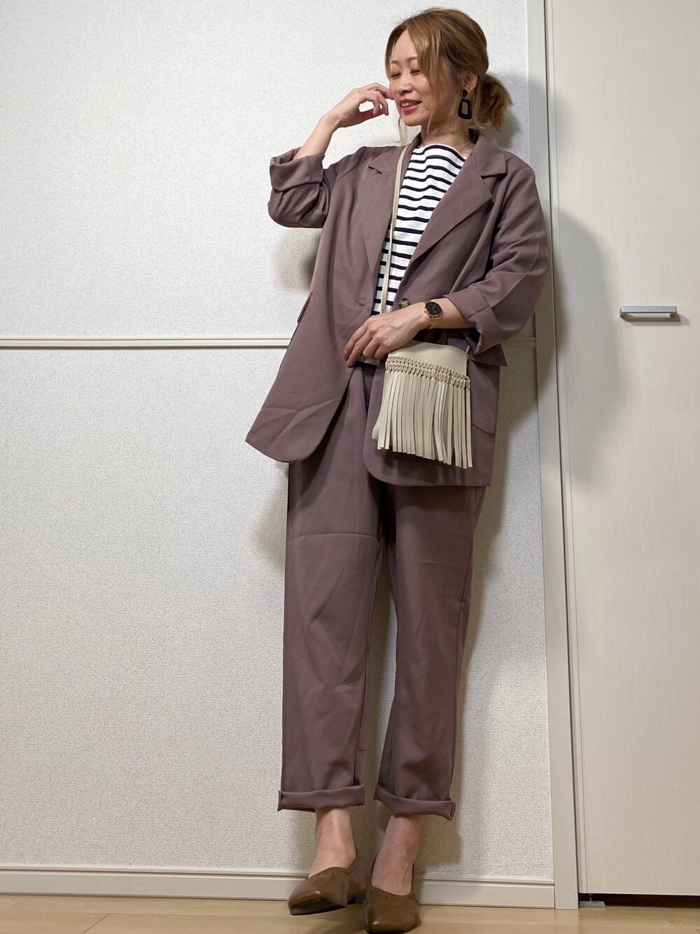 ブラウン系のテーラードジャケット、ホワイト系のTシャツ/カットソー、ホワイト系のショルダーバッグを着用したレディースの秋コーディネートの1枚目の写真