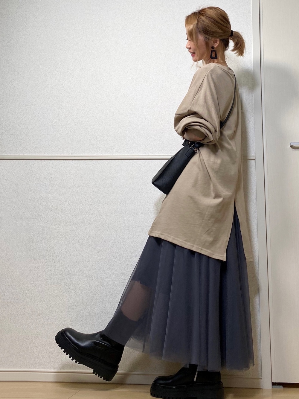 「ビッグシルエット、バックスリット、riberry、チュールスカート、ロングスカート、サキシマamp、スクエアバッグ、ブーツ、ZARA、大ぶりピアス」｜「Riberryのバックスリット入りBIGプルオーバー（Tシャツ/カットソー、グリーン系）」を使った、高野軍曹さん（レディース・158cm）の秋コーディネートの1枚目の写真
