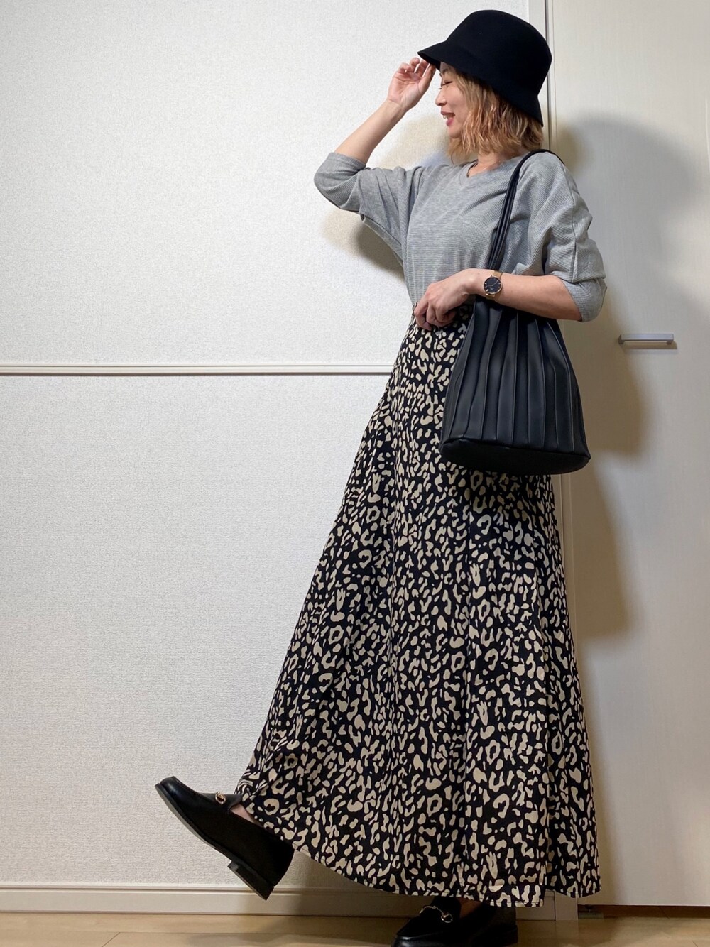 「モノトーンコーデ、ワッフルカットソー、ドルマン、コトリカ、COTORICA.、レオパード、レオパードスカート、apretro、バケットハット、polcadot」｜「polcadotのBUCKET FELT HAT/バケット フェルト ハット（ハット、ブラック系）」を使った、高野軍曹さん（レディース・158cm）の秋コーディネートの1枚目の写真